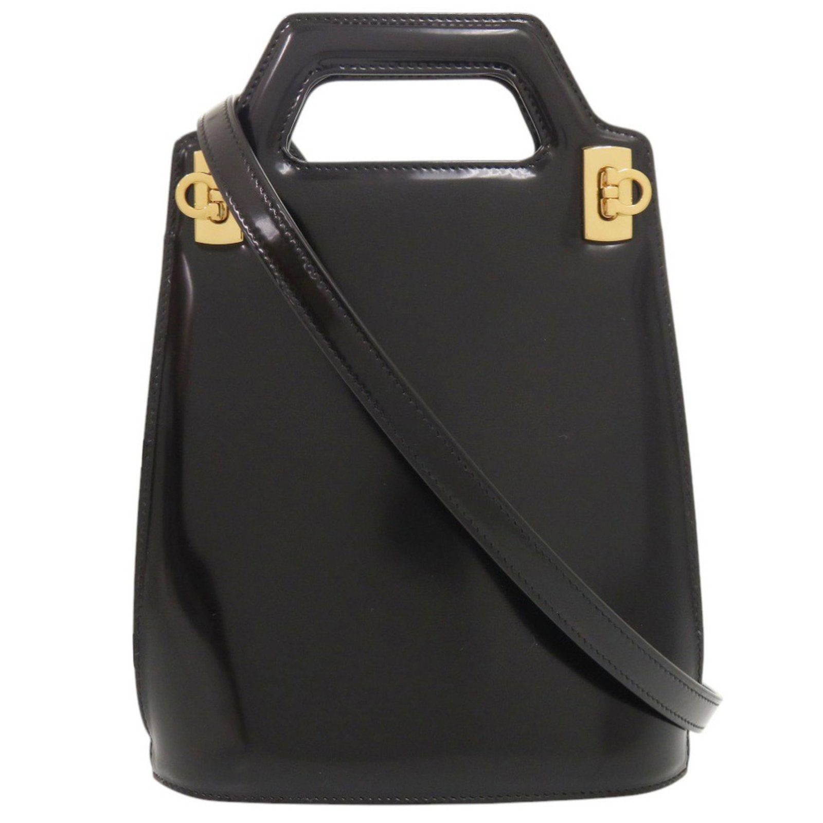 Salvatore Ferragamo Handbag Leather: Salvatore Ferragamo Handbag Leather This Salvatore Ferragamo handbag is crafted from high-quality black leather, featuring a classic design and timeless elegance. Made from genuine calfskin, its