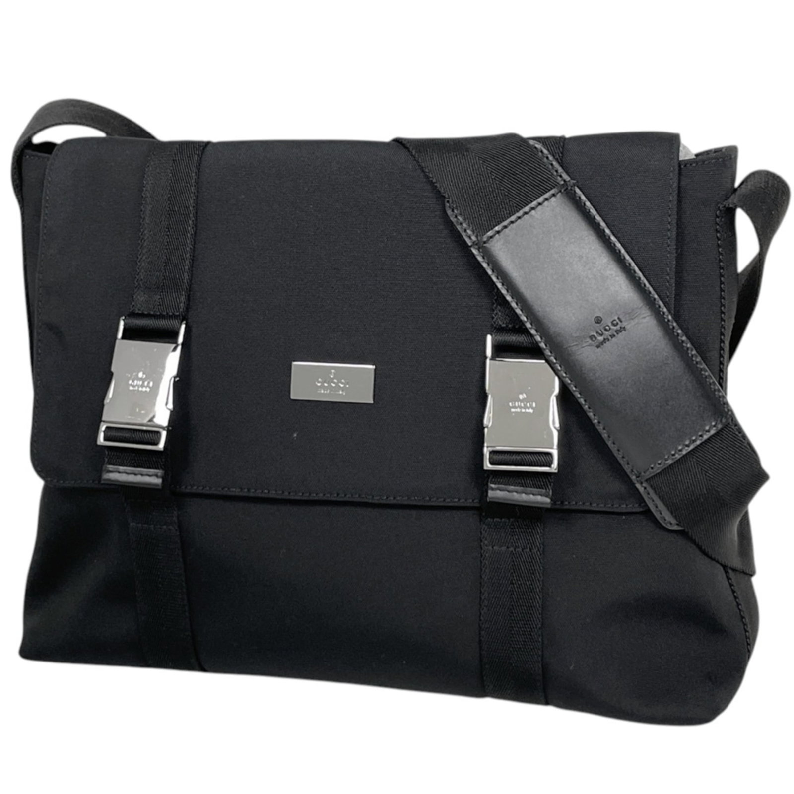 Nylon Leather Bag Shoulder Gucci: Nylon Leather Bag Shoulder Gucci Nylon and leather combine in this Gucci shoulder bag, featuring a 25cm x 32cm x 11cm size. The nylon material provides a durable and versatile base, while the leather