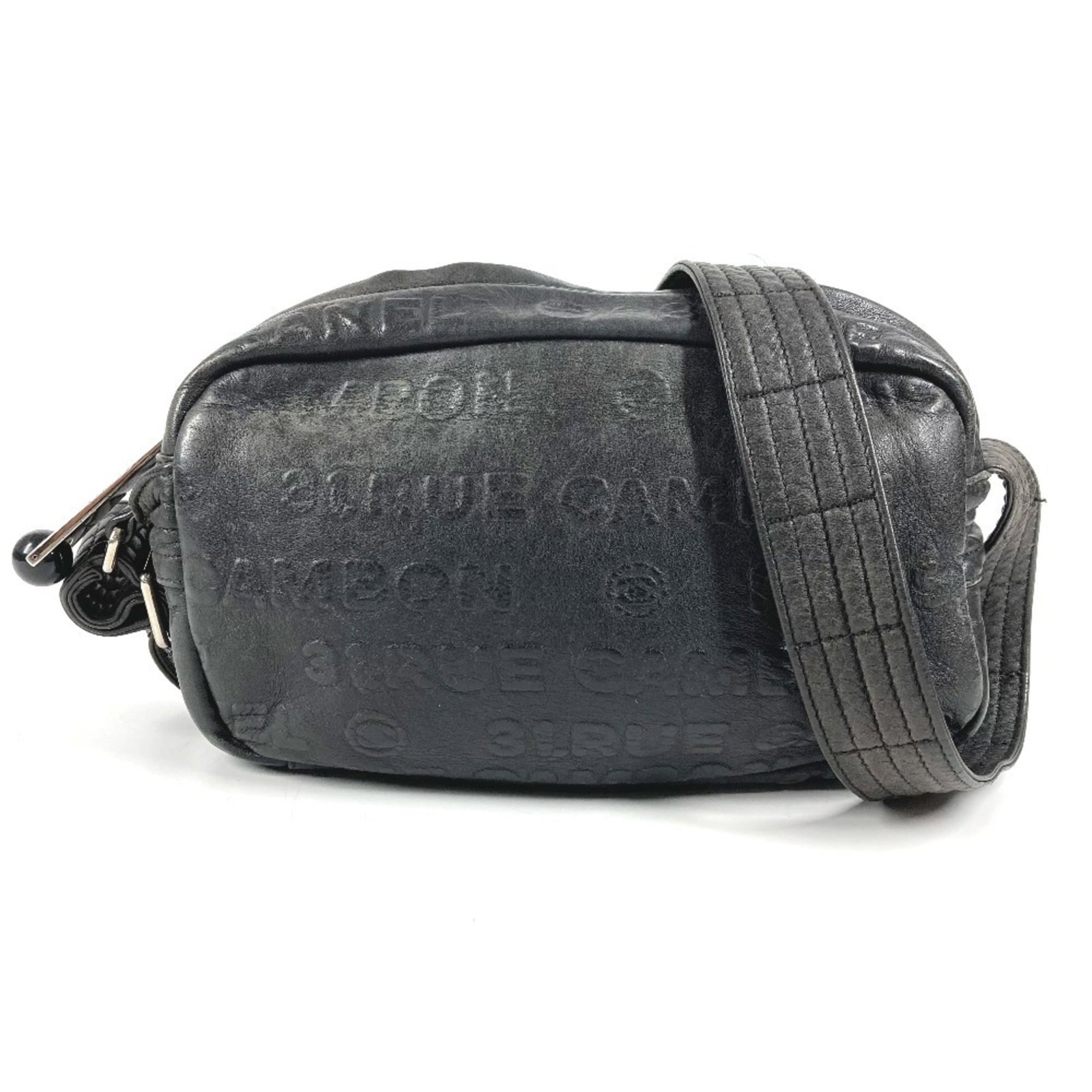 Chanel Pochette Leather Bag Shoulder: Chanel Pochette Leather Bag Shoulder Black leather pochette shoulder bag from Chanel, measuring 13.5cm x 23cm x 6.5cm, features a sleek and sophisticated design. The bag's classic style and timeless