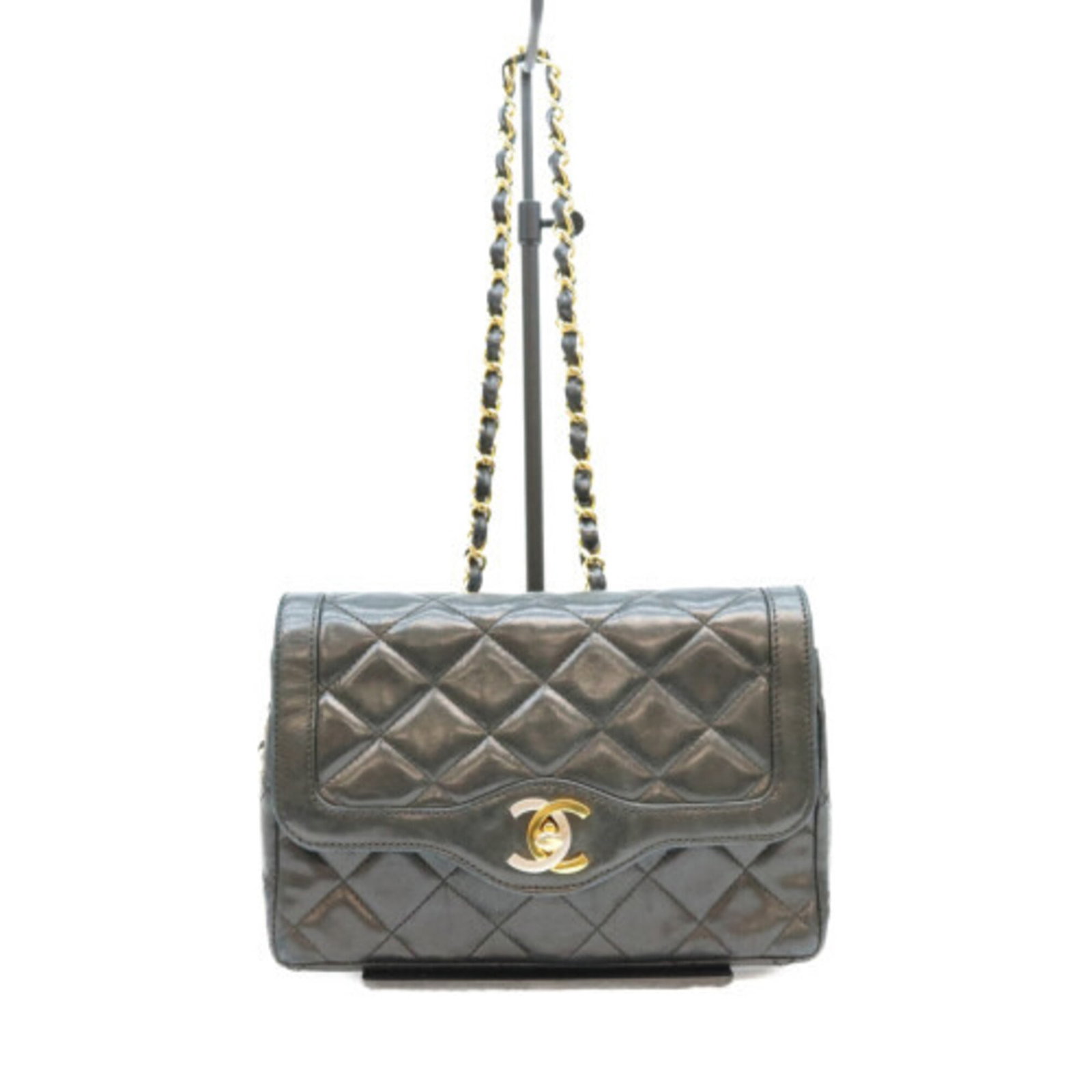 Shoulder Bag Leather Chanel: Shoulder Bag Leather Chanel Black leather shoulder bag with gold and silver hardware, featuring lambskin material. This classic Chanel design measures 13cm x 19cm x 4.5cm and is made of high-quality