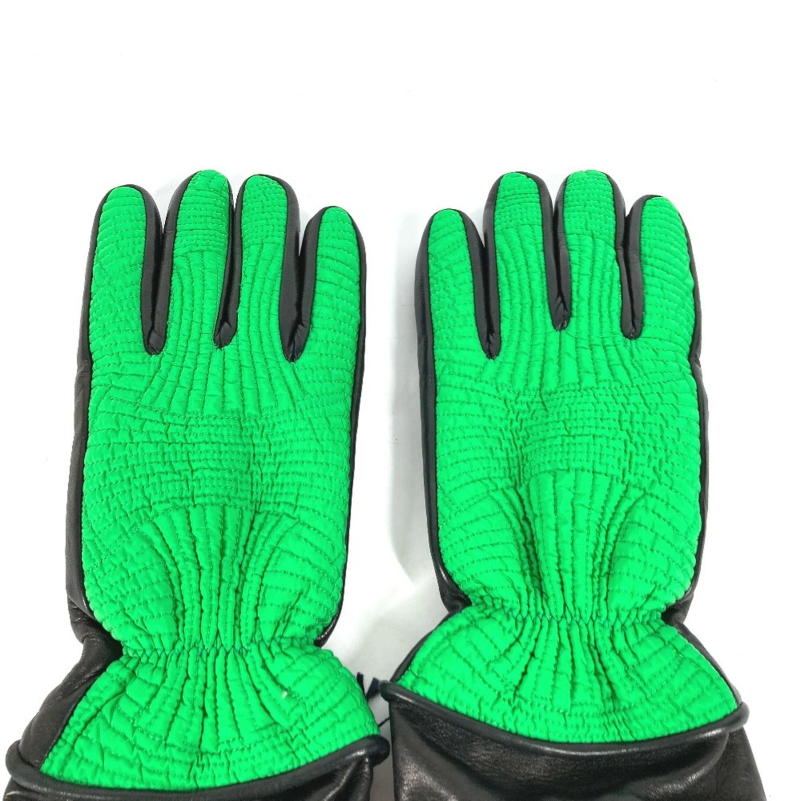 Veneta Warm Gloves Nylon Leather Bottega: Veneta Warm Gloves Nylon Leather Bottega Black or Green Bottega Veneta gloves made from a combination of leather and nylon, featuring a total length of 29cm. These warm gloves are made from a mix of
