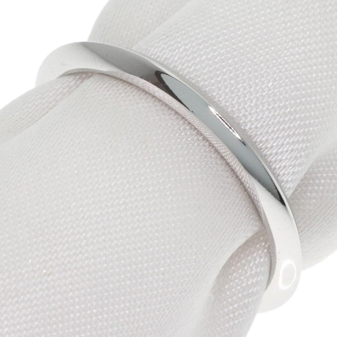 Tiffany&Co Platinum Pt950 Knife Edge Ring: Tiffany&Co Platinum Pt950 Knife Edge Ring Platinum Pt950 Knife Edge Ring by TIFFANY&Co. features a striking silver design with no main stone. The PT950 metal provides a unique blend of strength and el