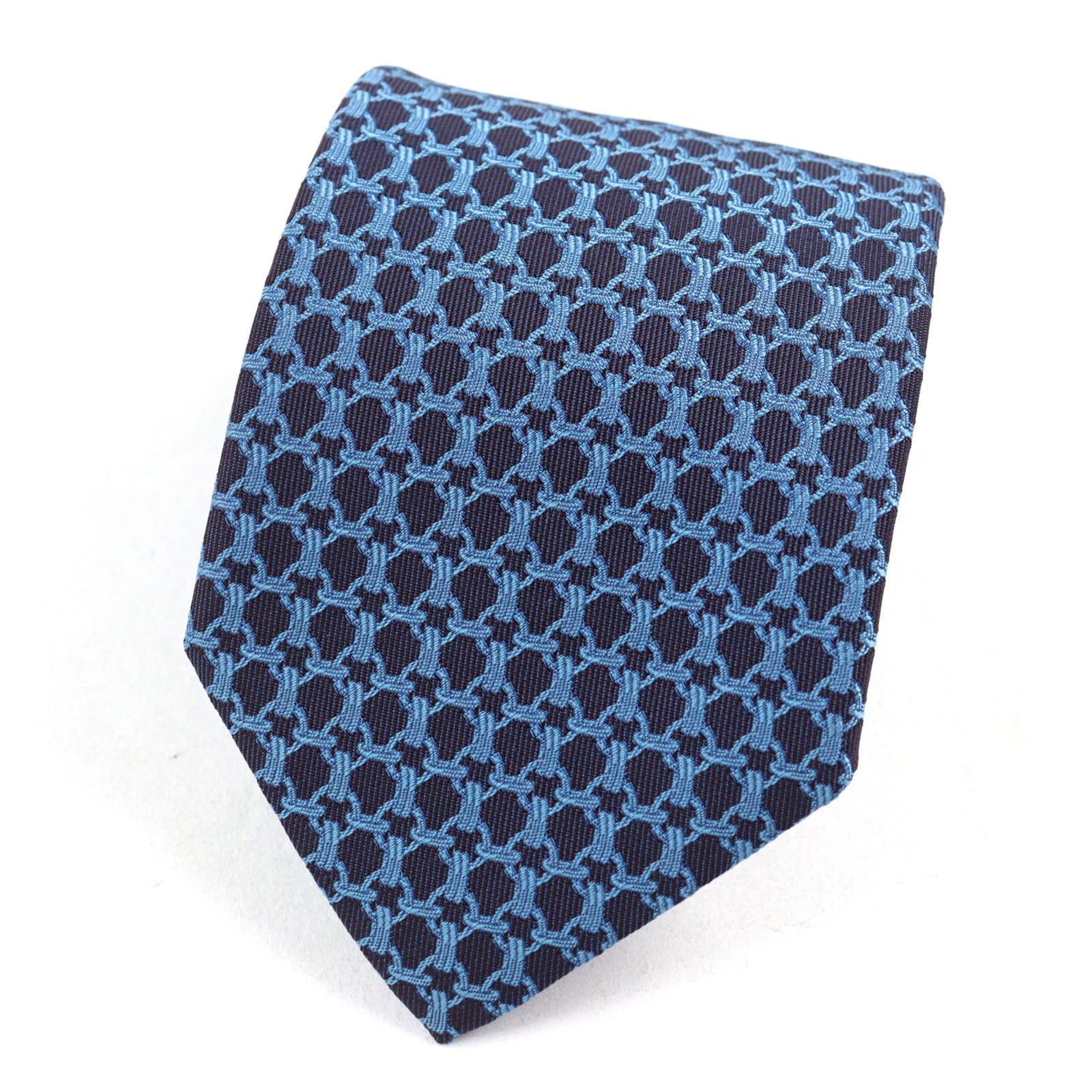 Silk Cravat Hermes: Silk Cravat Hermes Silk Cravat from renowned French fashion house Hermes, boasting a striking blue and navy color combination. Measuring 146cm in length, this cravat is crafted from high-quality silk,