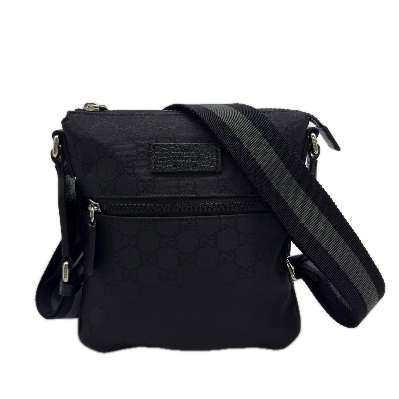 Nylon Leather Bag Shoulder Gucci: Nylon Leather Bag Shoulder Gucci Nylon Leather Bag with Gucci Signature. This black and gray shoulder bag features a unique nylon leather material and bears a signature. Measuring 20cm x 20cm x