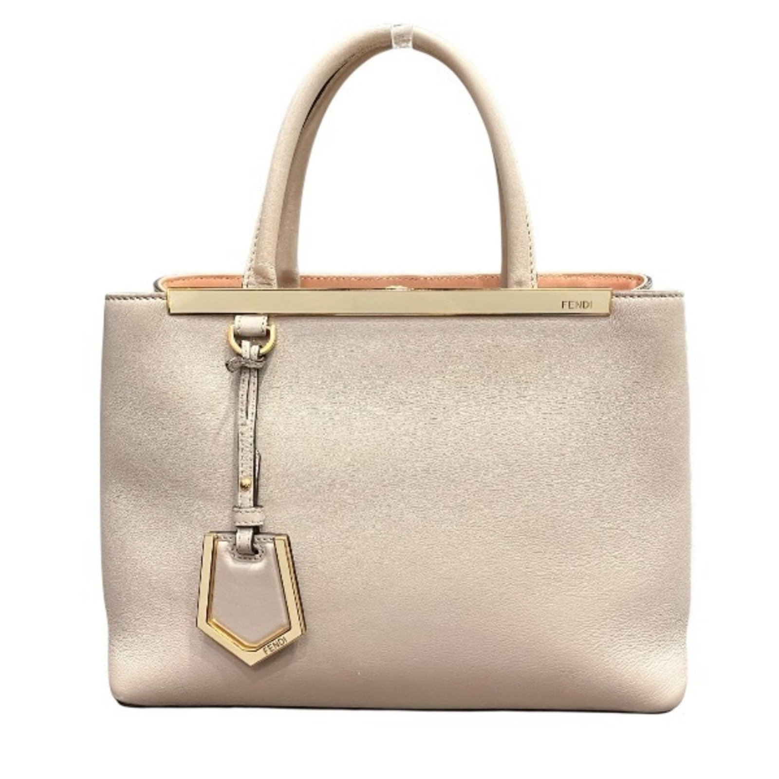 Handbag Leather Fendi: Handbag Leather Fendi Handbag Leather Fendi is made from high-quality leather, bearing a signature. The beige and white color combination adds a touch of elegance to this 2Jours handbag, measuring