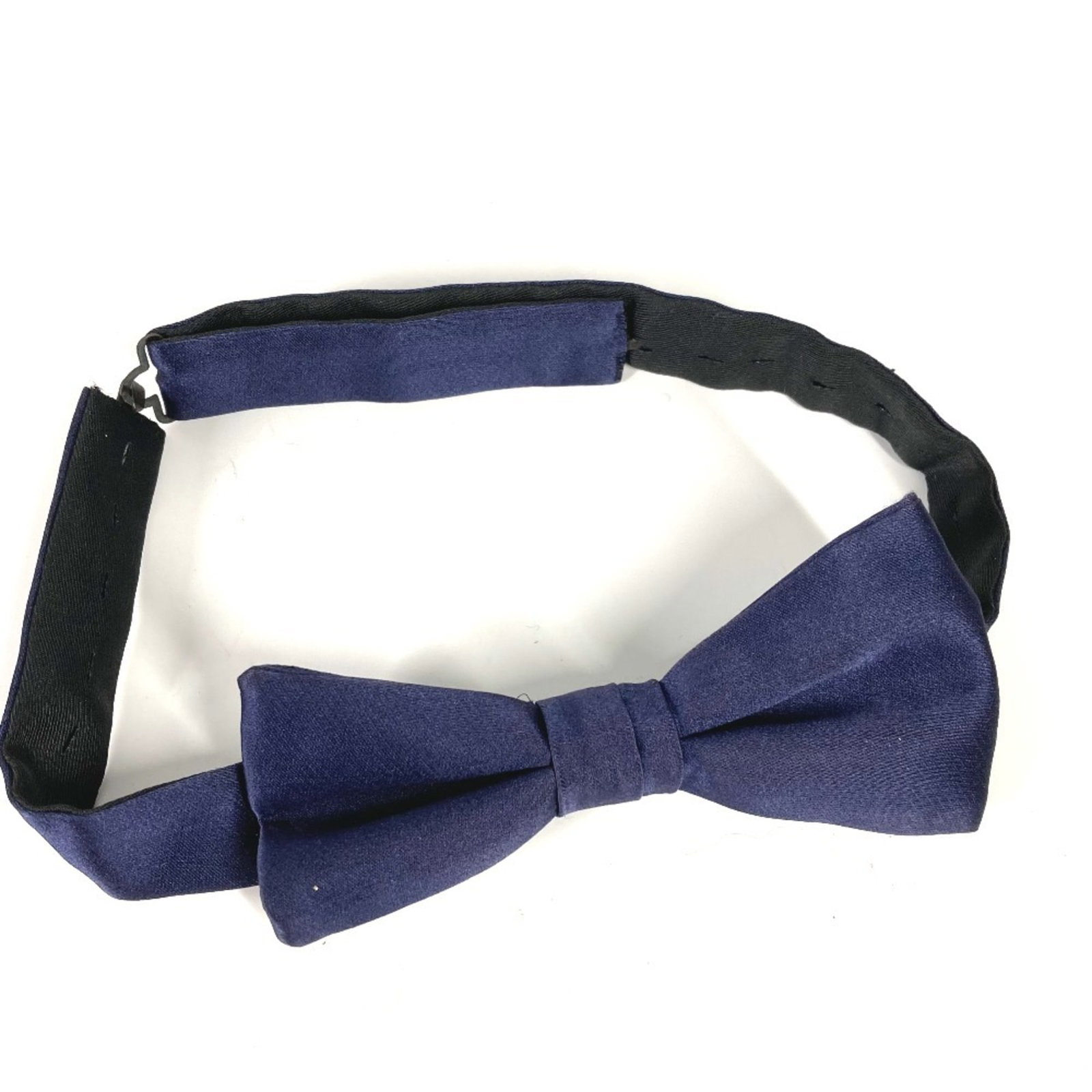 Bow Tie Silk Dior Homme: Bow Tie Silk Dior Homme Silk bow tie in navy color, characteristic of Dior Homme style, features a butterfly bow tie design. The item comes in a box, providing a convenient way to store and transport