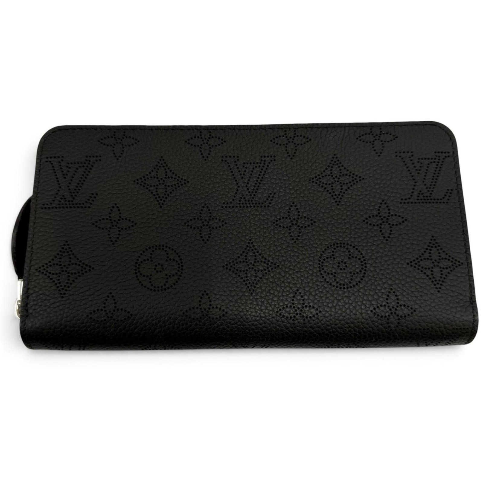 Louis Vuitton Long Wallet (Bi-Fold) Mahina Leather: Louis Vuitton Long Wallet (Bi-Fold) Mahina Leather Mahina leather wraps around the edges of this Louis Vuitton bi-fold wallet, adding a touch of sophistication to its classic design. The black finish
