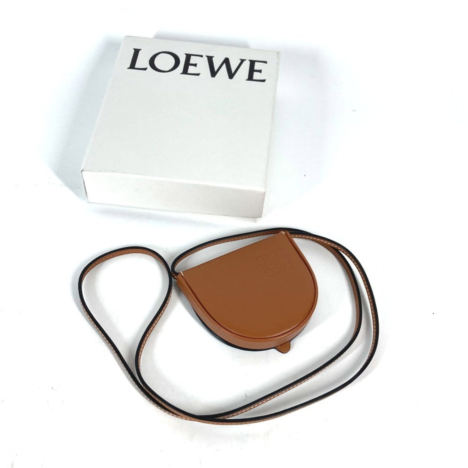 Loewe Coin Purse/ Coin Case Leather: Loewe Coin Purse/ Coin Case Leather Brown leather coin purse/coin case from Loewe, measuring 7.5cm x 8cm, comes with a box and dust bag for storage. This accessory features genuine Loewe branding and 
