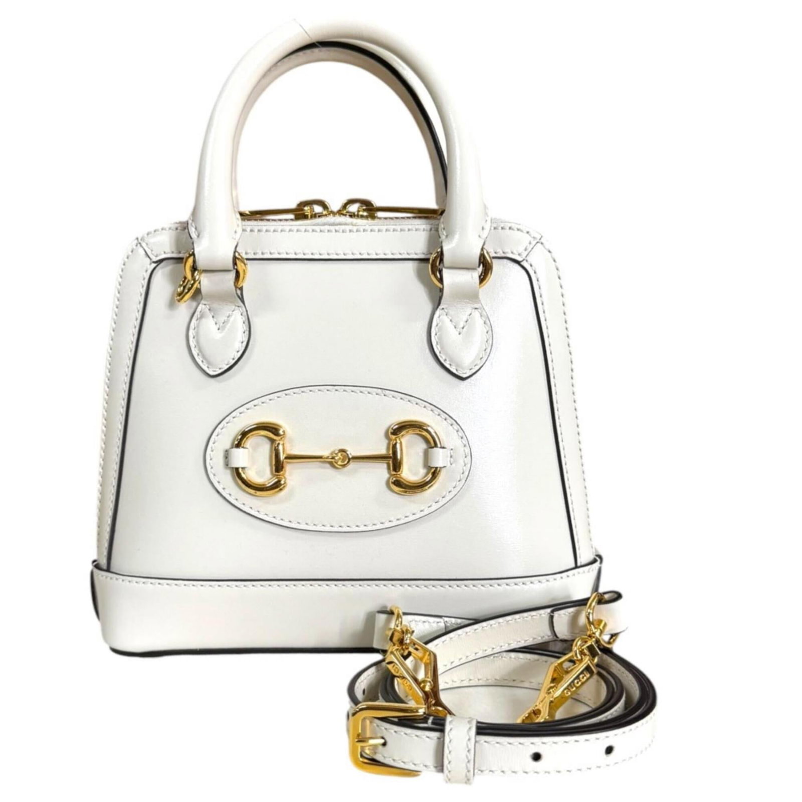 Shoulder Bag Leather: Shoulder Bag Leather White leather shoulder bag from Gucci, measuring 19cm x 20cm x 7cm, offering a sleek and compact design. The bag's material and construction are characteristic of Gucci's signatur