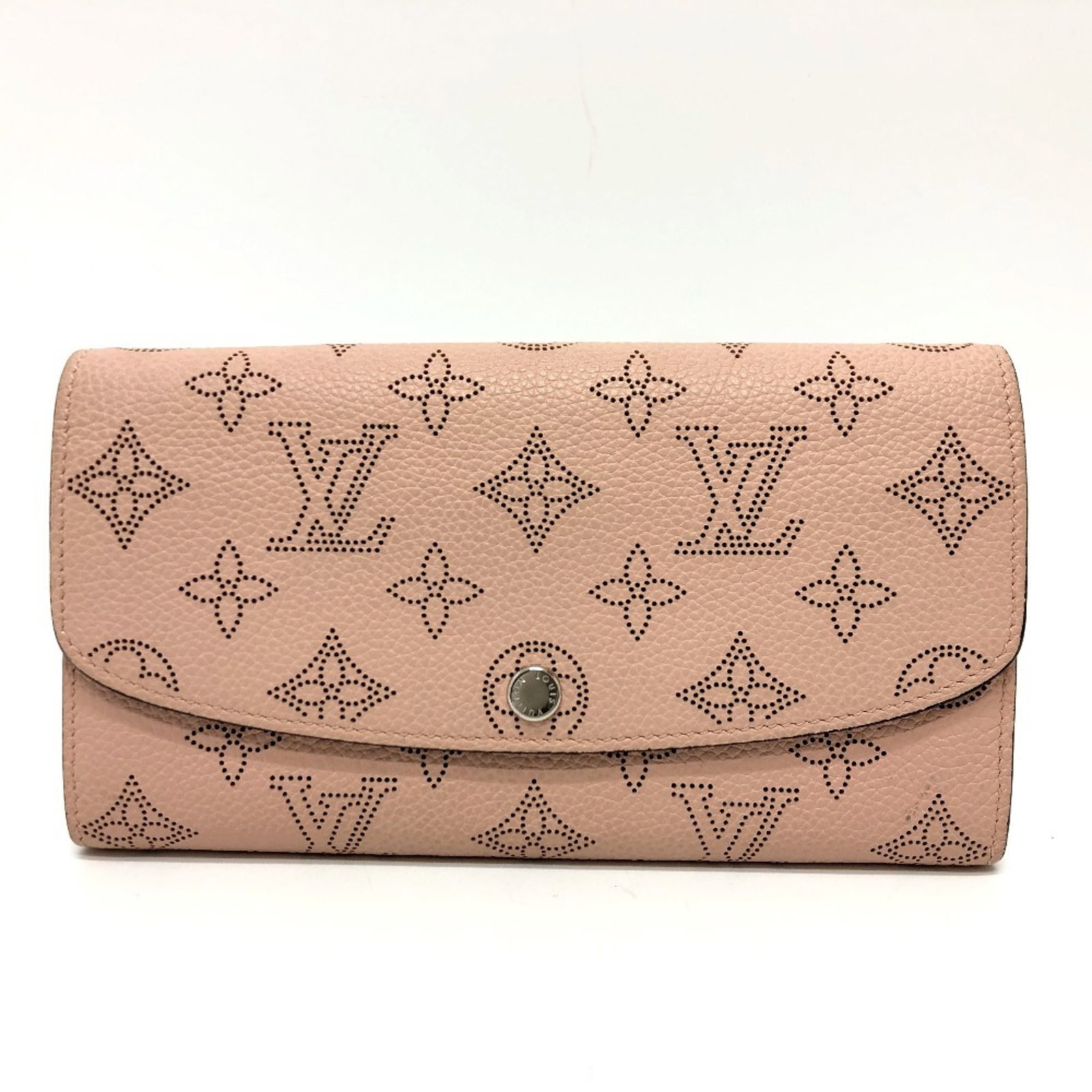 Tri Fold Monogram Mahina Leather Louis Vuitton: Tri Fold Monogram Mahina Leather Louis Vuitton Tri-fold wallet in Magnolia and Pink Monogram Mahina leather, measuring 10.5cm x 19cm x 2cm. This Louis Vuitton design combines classic style with elegan