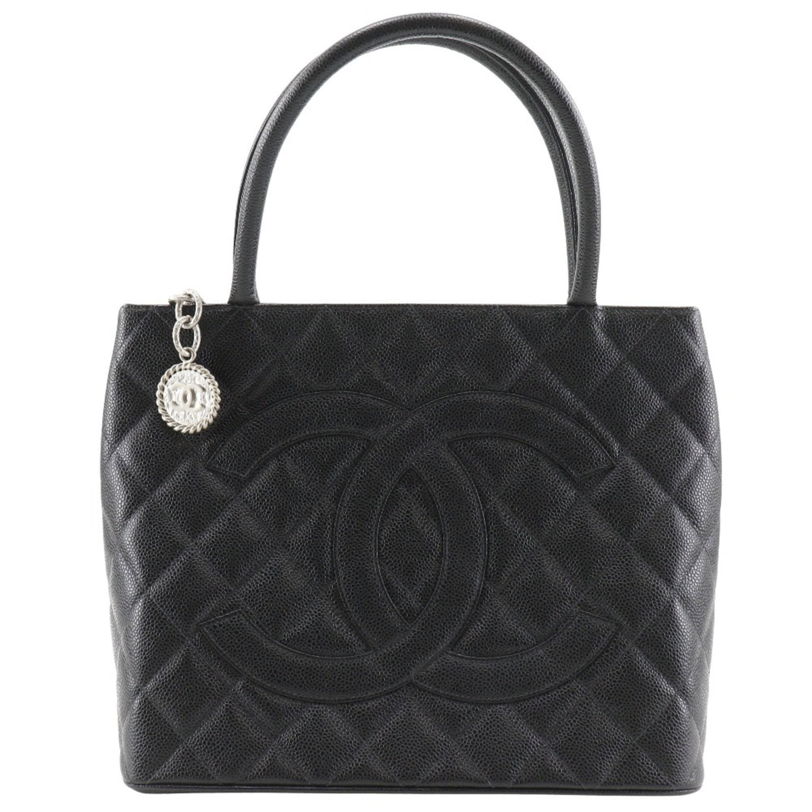 Calfskin Tote Bag Chanel: Calfskin Tote Bag Chanel Calfskin Tote Bag in Black with Zipper Closure. Made from high-quality Grained Calfskin, this Matelasse tote bag features a classic design with a 14cm handle drop. Includes a