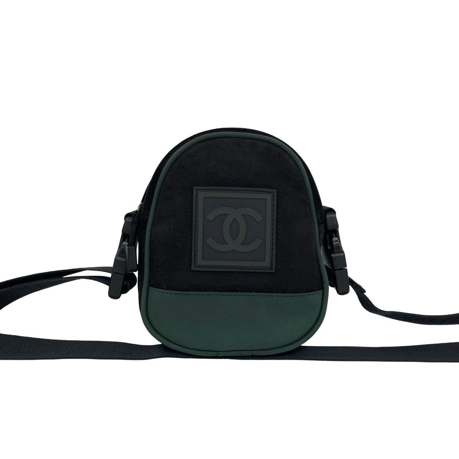 Shoulder Bag Canvas Chanel Pochette: Shoulder Bag Canvas Chanel Pochette Canvas Chanel Pochette in Black and Green. This shoulder bag features a classic design with a canvas material and signature Chanel style. Measuring 16cm x 14cm x 5c