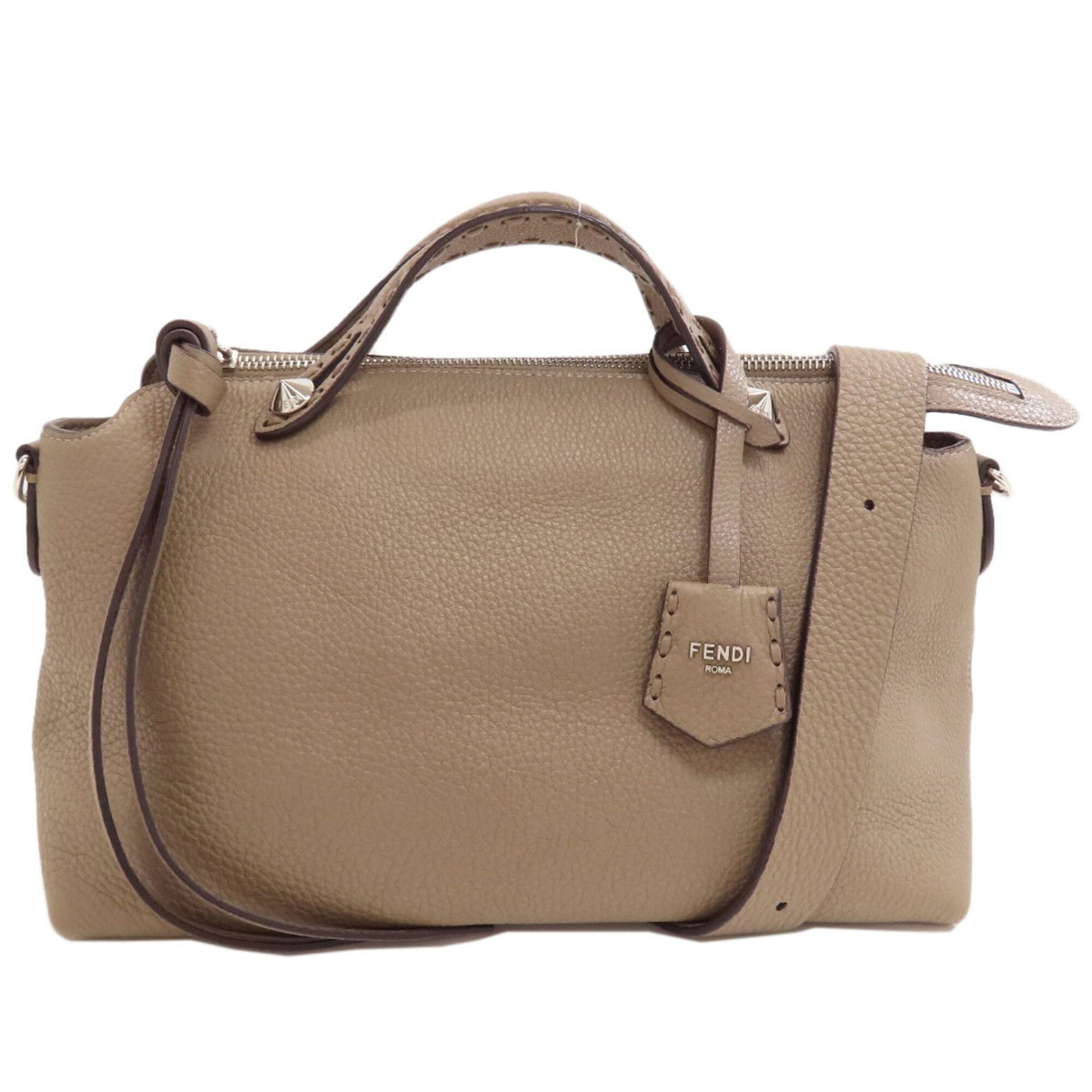 Handbag Leather Fendi: Handbag Leather Fendi Grayish leather Fendi handbag with a size of 17.5cm x 27.5cm x 13cm, offering a compact and stylish accessory. The bag's design and material are characteristic of Fendi's luxury