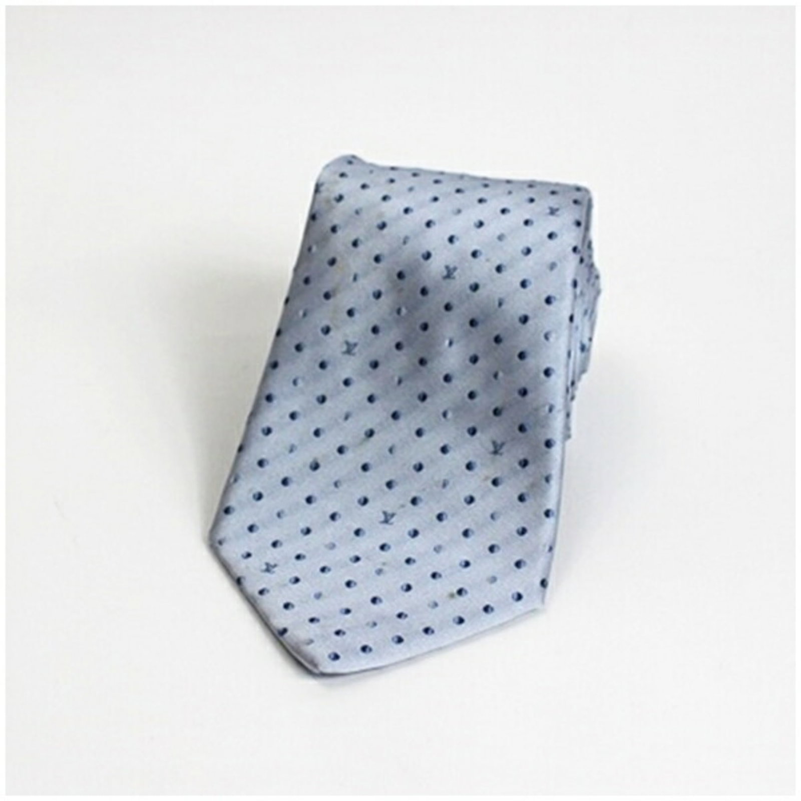 Vuitton Cravat Silk Louis: Vuitton Cravat Silk Louis Silk cravat with a blue and light gray color, bearing a signature, made from high-quality material and measuring 9cm in width. This Louis Vuitton cravat is crafted from