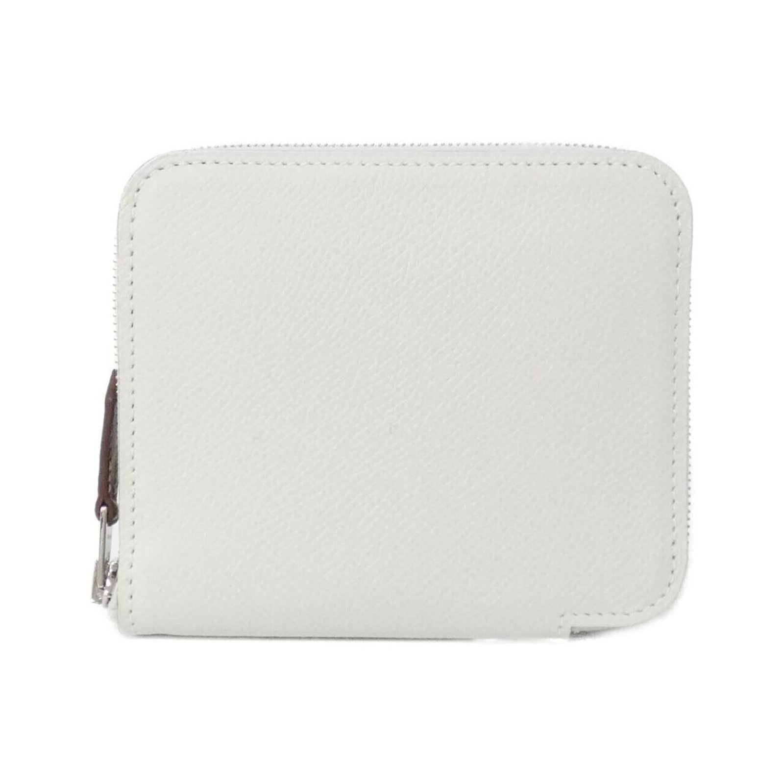 Epsom Silk Hermes Wallet Leather Bi Fold: Epsom Silk Hermes Wallet Leather Bi Fold Epsom Silk Hermes Wallet Leather Bi Fold features Epsom leather and silk construction, with a Ruby and White color combination. This bi-fold wallet measures