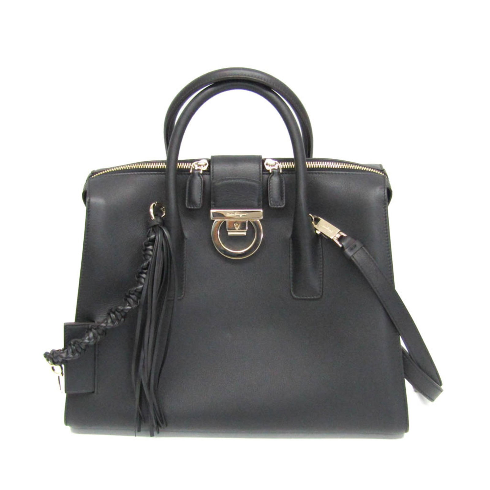 Ferragamo Salvatore Handbag Leather Bag Shoulder: Ferragamo Salvatore Handbag Leather Bag Shoulder The Salvatore Ferragamo DH-21 H141 handbag is a sleek and sophisticated shoulder bag made from high-quality black leather. Measuring 26cm x 34.5cm x
