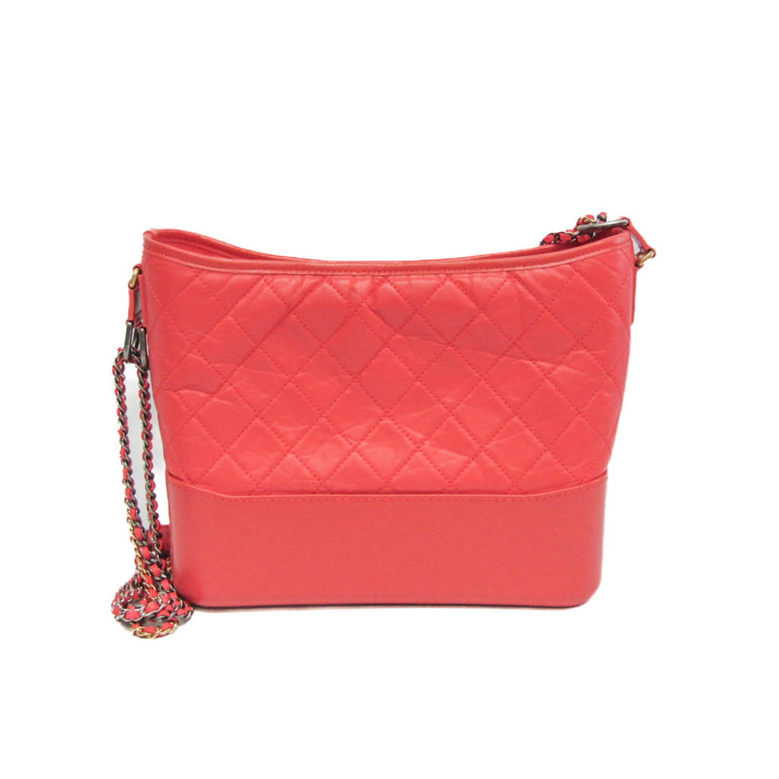 Shoulder Bag Leather Chanel: Shoulder Bag Leather Chanel Coral red leather shoulder bag with classic Chanel design, featuring a timeless hobo style. Made from high-quality Italian leather, this bag measures 22.5cm x 27cm x 9.5cm