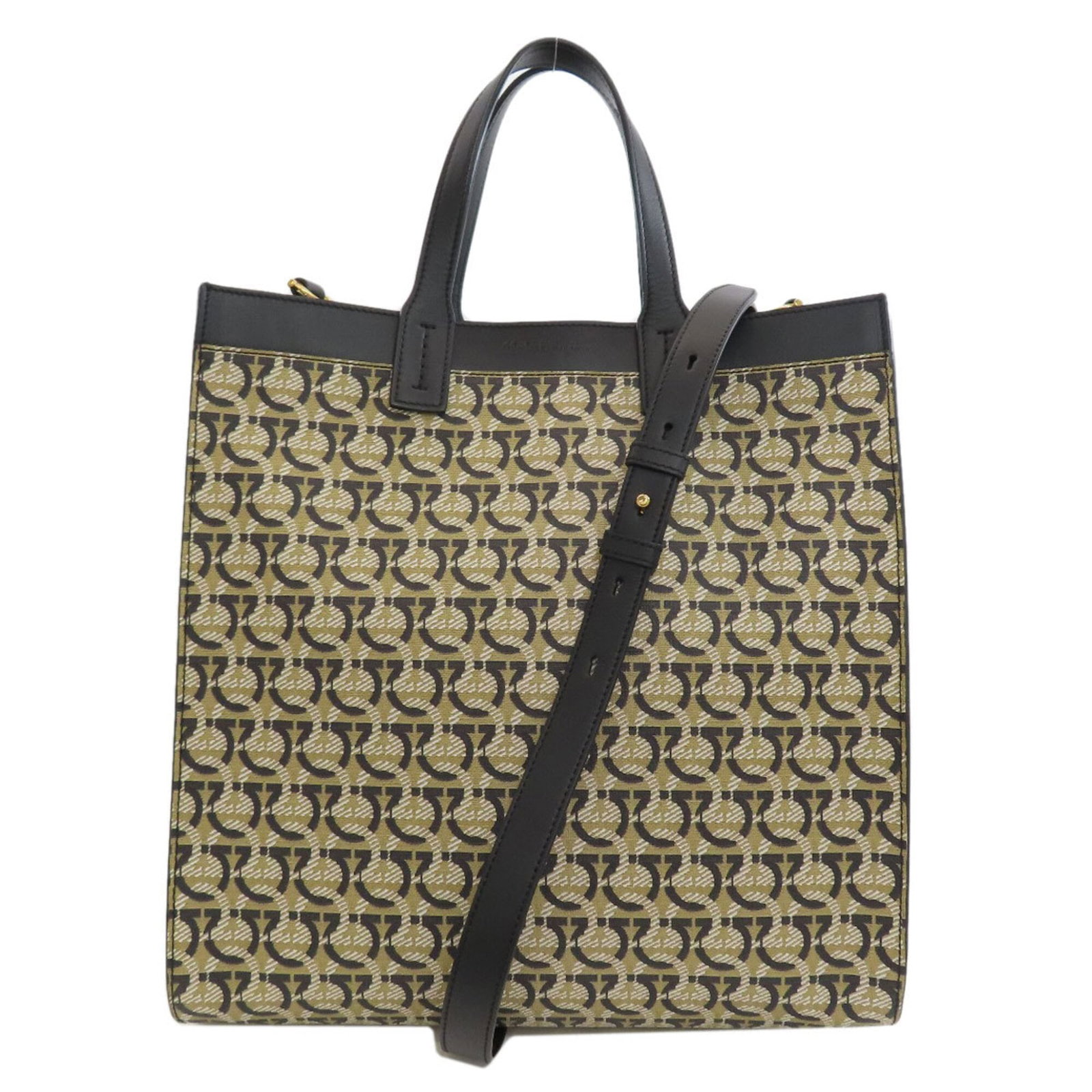 Ferragamo Salvatore Pvc Tote Bag: Ferragamo Salvatore Pvc Tote Bag The Salvatore Ferragamo PVC Tote Bag is a sleek and modern accessory, crafted from high-quality PVC material. Measuring 38cm x 35.5cm x 10cm, it features a striking