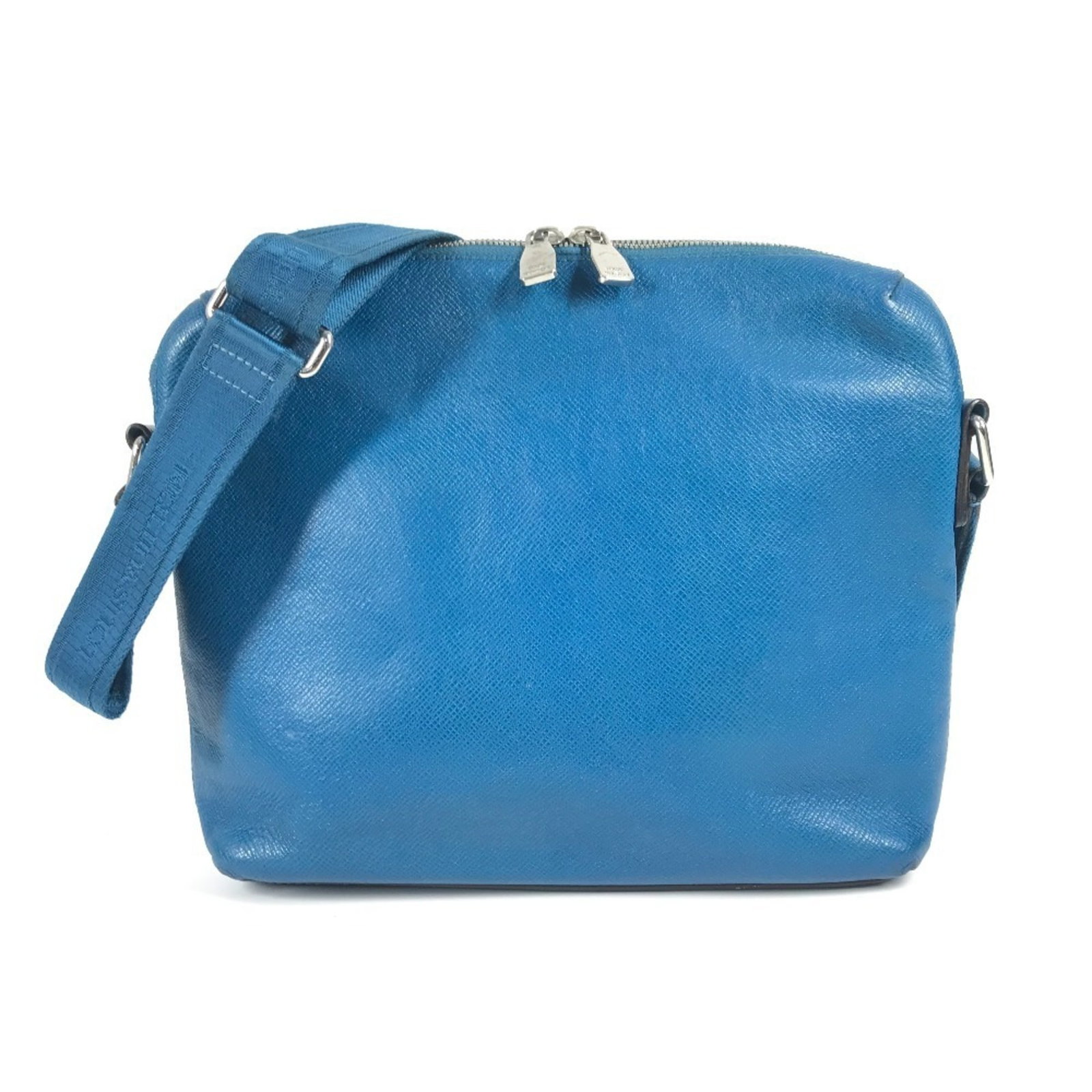 Louis Vuitton Messenger Bag Shoulder Bag Taiga Leather: Louis Vuitton Messenger Bag Shoulder Bag Taiga Leather Taiga leather provides a rich, dark blue hue to this Louis Vuitton Messenger Bag Shoulder Bag. Measuring 24cm x 30cm x 5.5cm, the bag's compact