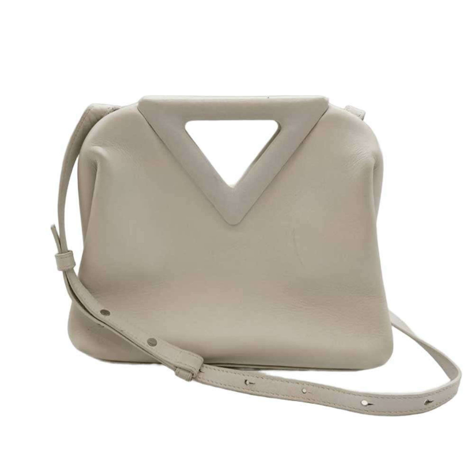Bottega Veneta Shoulder Bag Leather: Bottega Veneta Shoulder Bag Leather Bottega Veneta's iconic shoulder bag is crafted from high-quality leather, featuring a timeless ivory and white color palette. Measuring 17.5cm x 20cm x 6cm, this