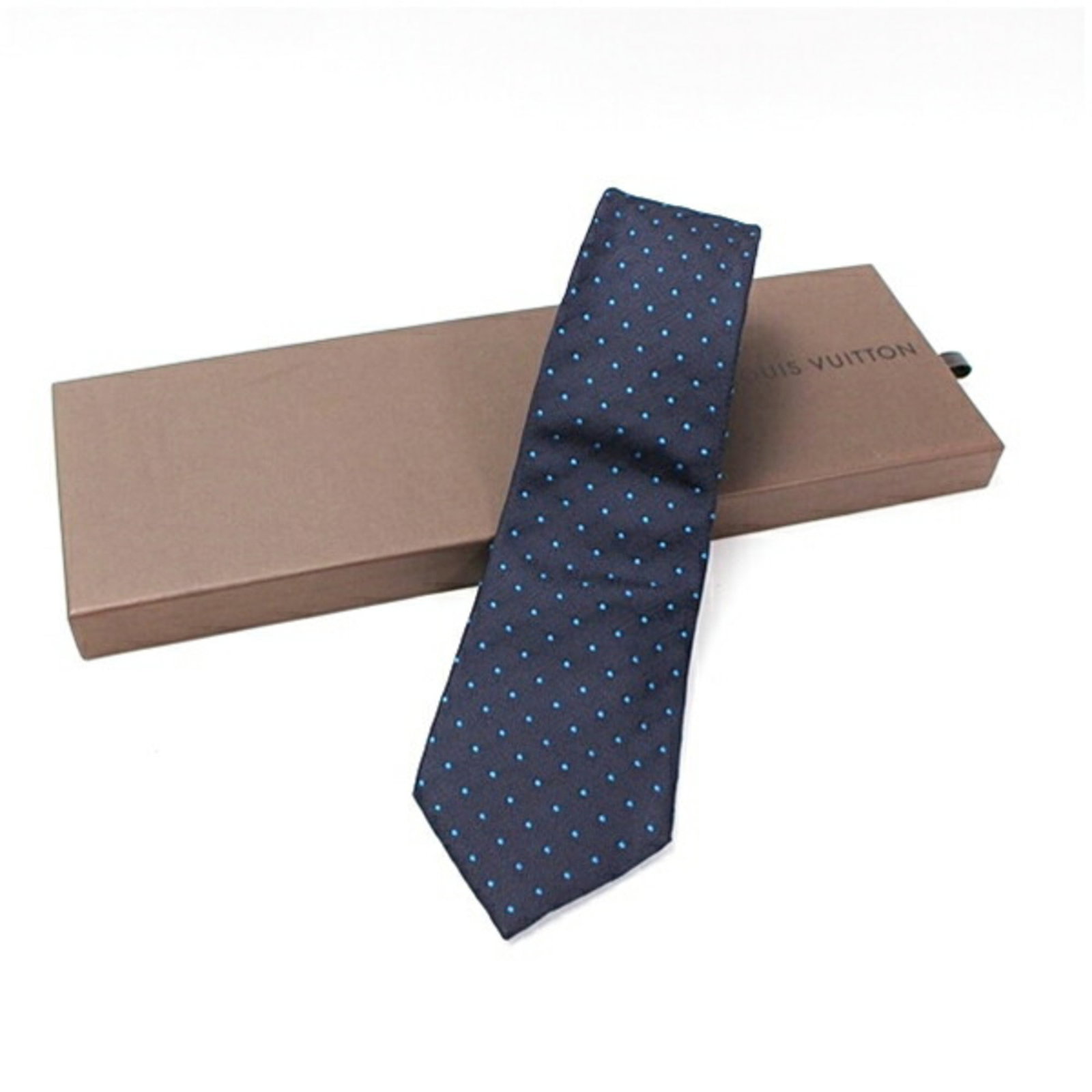 Vuitton Cravat Silk Louis: Vuitton Cravat Silk Louis Silk cravat from Louis Vuitton, available in blue and navy, features a 9cm width. Made from high-quality silk, this cravat is a stylish accessory for formal occasions. Item S