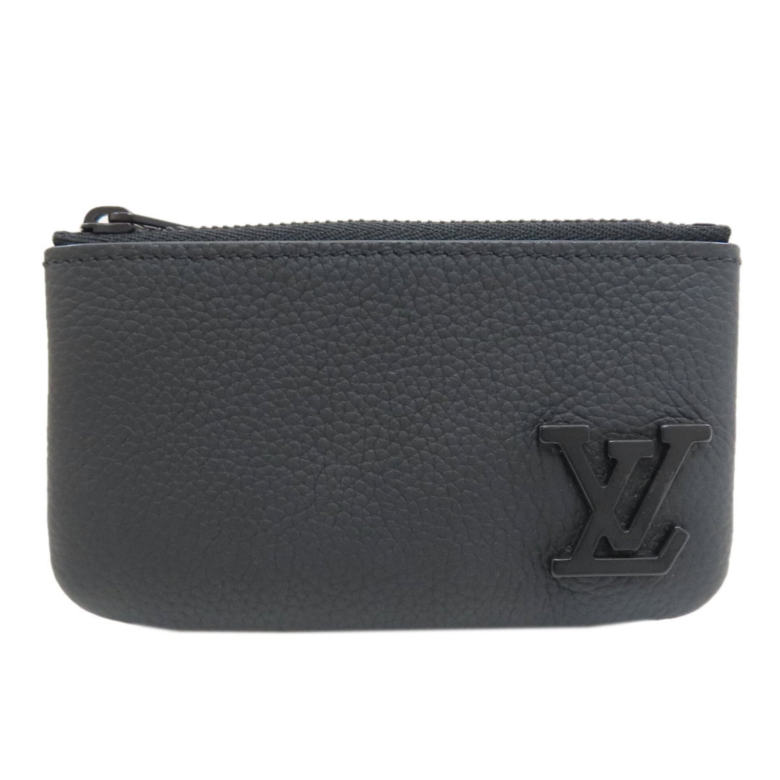 Pochette Leather Louis Vuitton: Pochette Leather Louis Vuitton Small but stylish, this Noir Pochette Leather Louis Vuitton bag features a sleek zipper closure and measures 6.5cm x 11.5cm x 5.00mm. Made from high-quality leather,