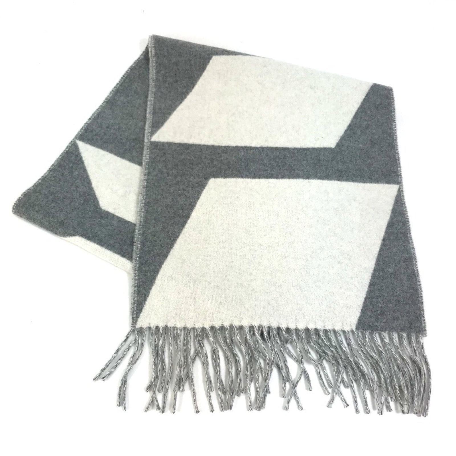 Hermes Stole Cashmere: Hermes Stole Cashmere Cashmere stole from the renowned French fashion house Hermes, boasting a sophisticated gray and white color combination. Measuring 1.4m x 31cm, this stole is crafted from the fin