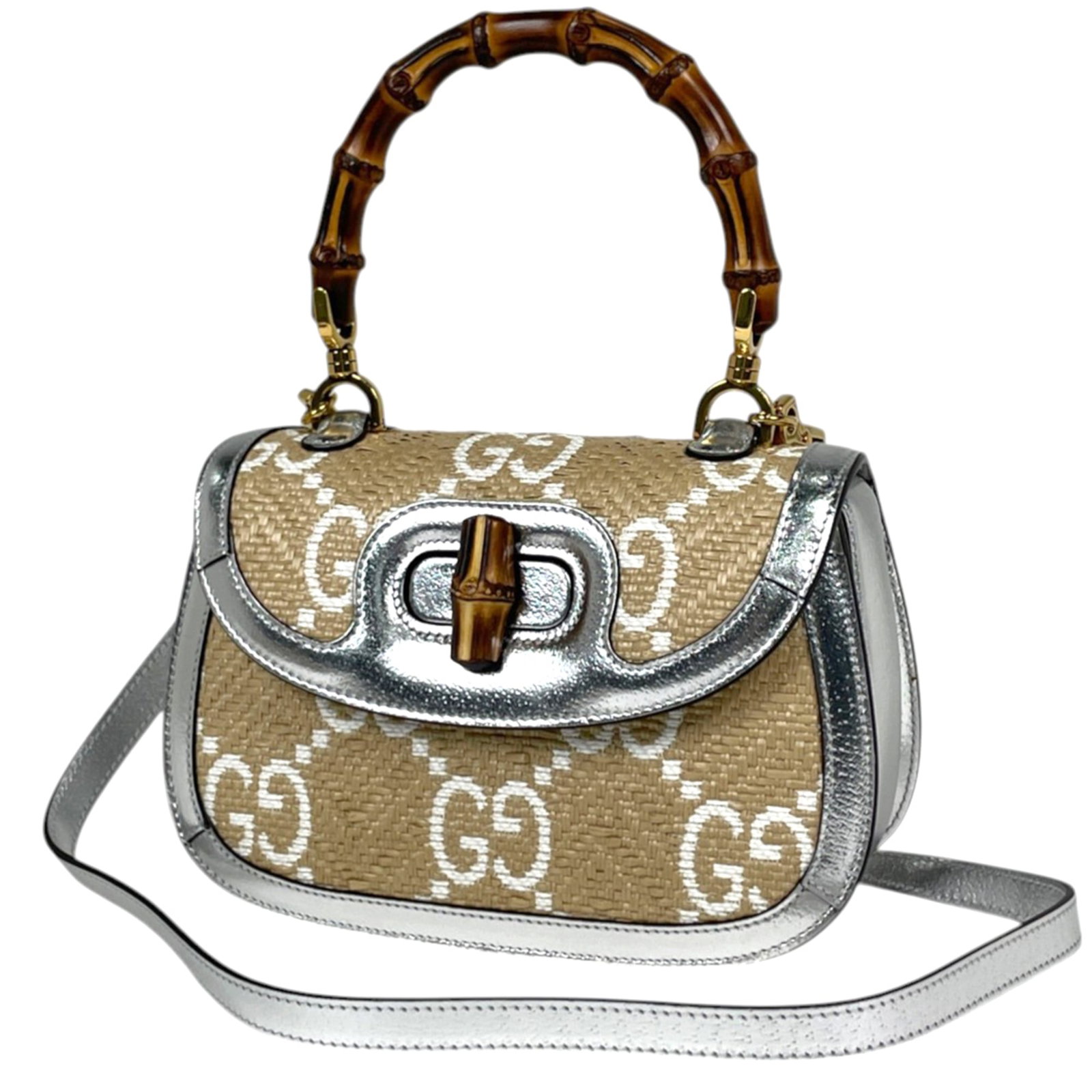 Handbag Gucci Raffia Patent Leather: Handbag Gucci Raffia Patent Leather Raffia and patent leather come together in this unique Gucci handbag, featuring a distinctive beige and silver color combination. Measuring 14cm x 21.5cm x 7.5cm,
