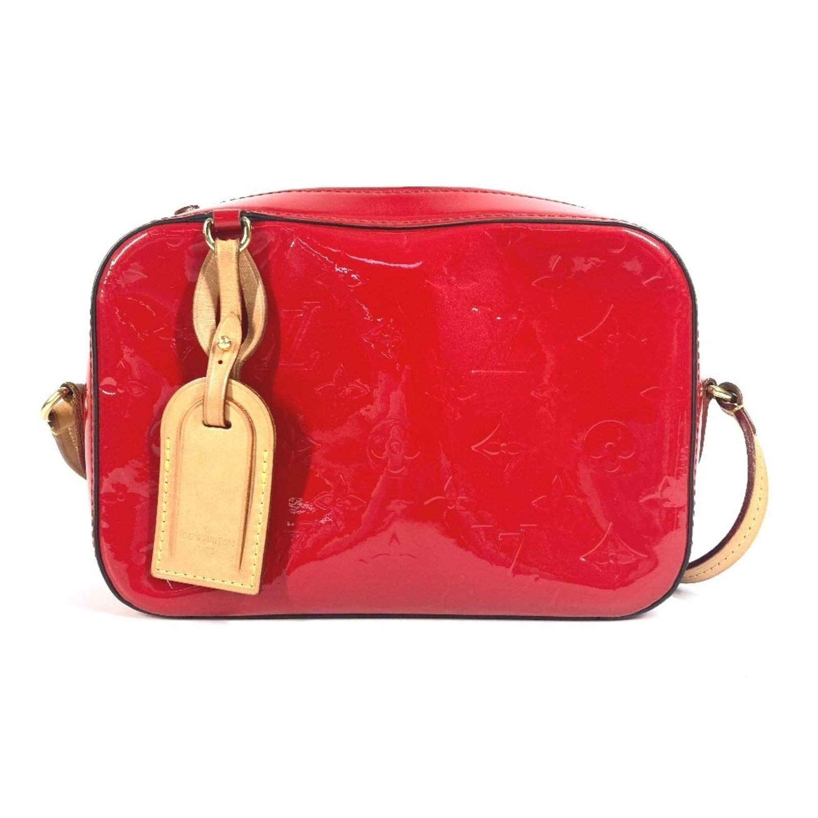 Louis Vuitton Handbag Shoulder Bag Monogram Vernis: Louis Vuitton Handbag Shoulder Bag Monogram Vernis Cerise, a vibrant red hue, adds a pop of color to this Louis Vuitton Monogram Vernis shoulder bag, featuring the iconic monogram pattern. With its