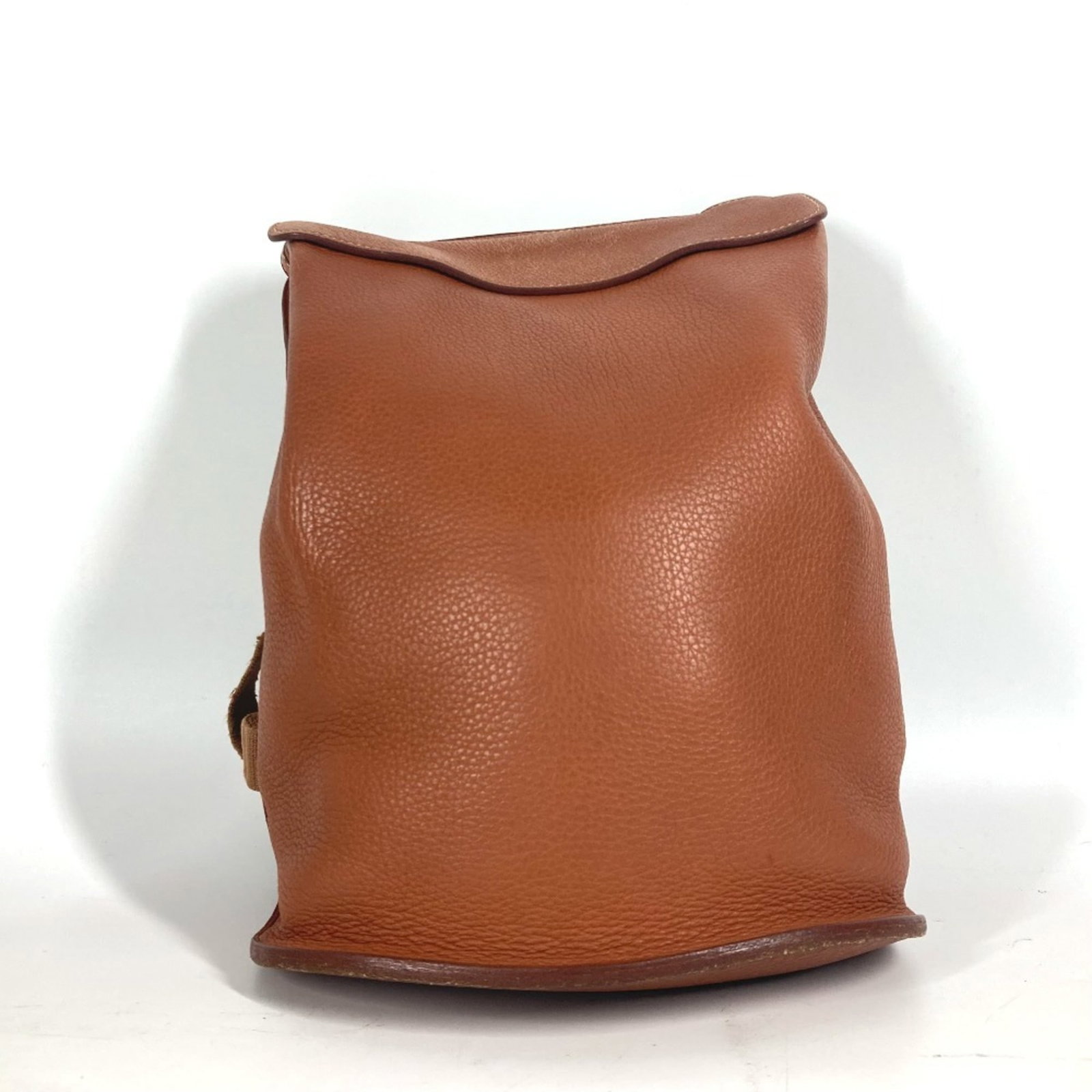 Hermes Leather Backpack: Hermes Leather Backpack Brown leather backpack from Hermes, measuring 32.5cm x 22.5cm x 12.5cm. Made from high-quality leather, this classic backpack is a timeless accessory for everyday use. Its