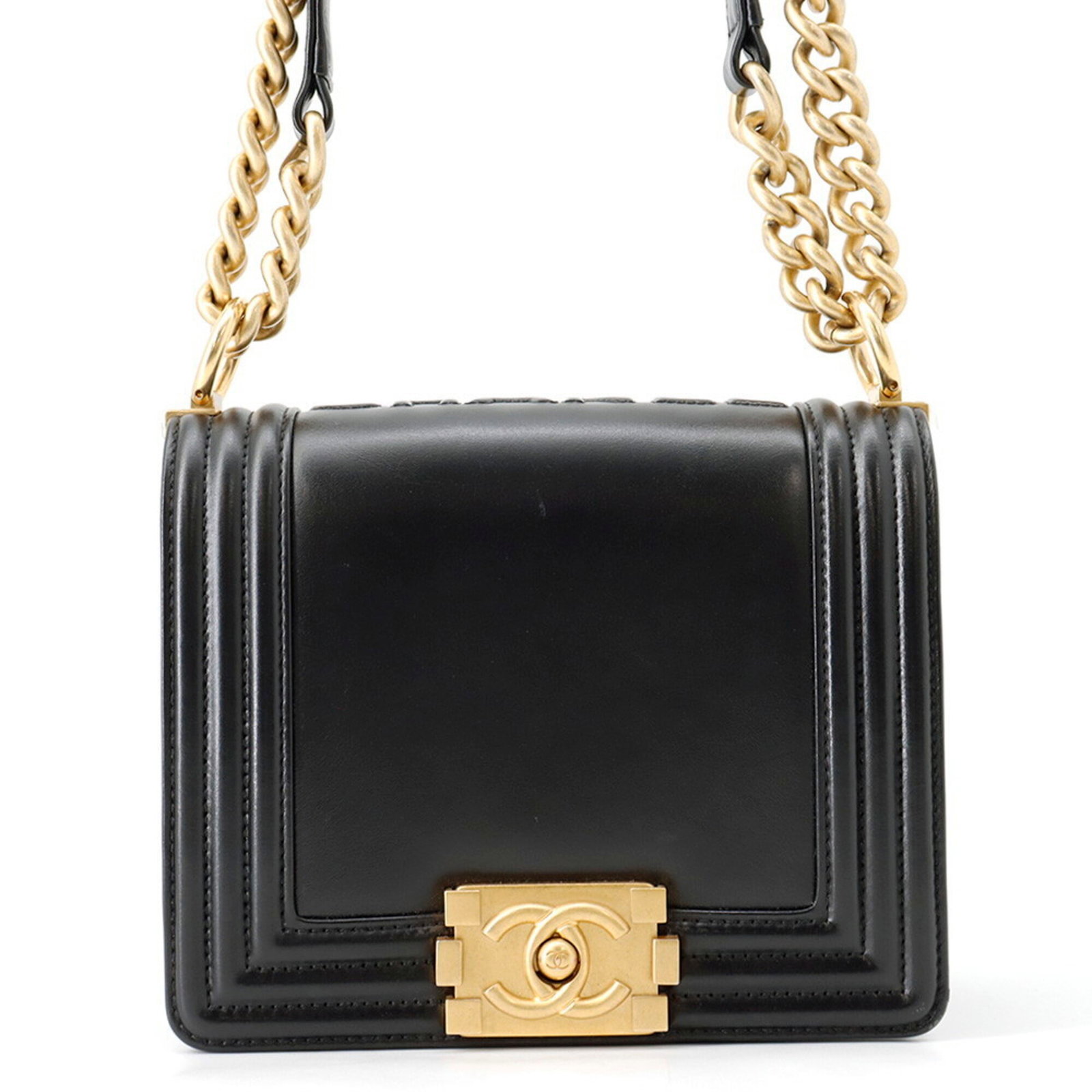 Shoulder Bag Leather Chanel: Shoulder Bag Leather Chanel Black leather shoulder bag with a classic design, measuring 13cm x 18cm x 6cm. This stylish bag is made from high-quality leather and features a timeless look that is remin
