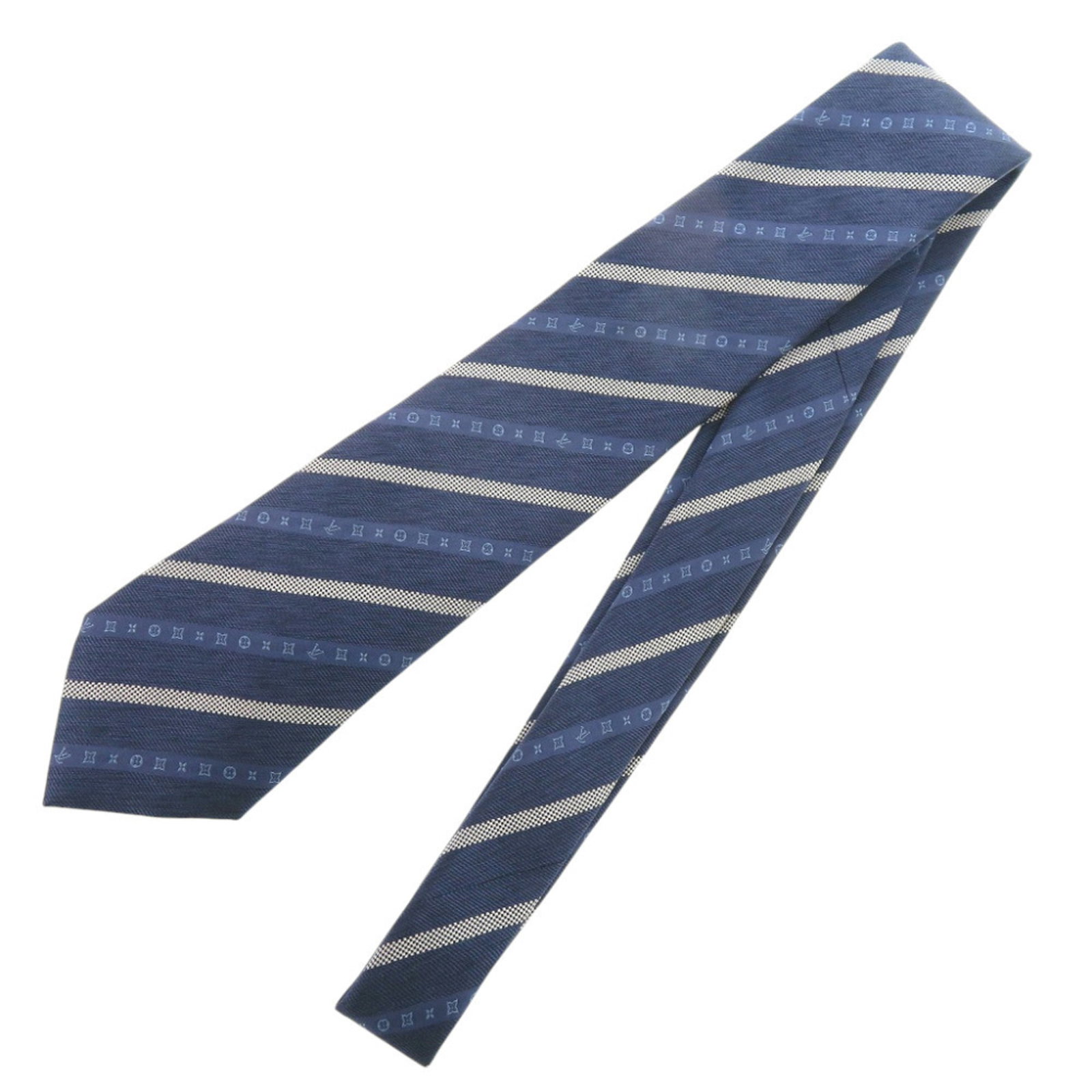 Vuitton Cravat Silk Louis: Vuitton Cravat Silk Louis Silk cravat from Louis Vuitton, crafted in Italy, features a blue and white design and measures 149.5cm in length and 8cm in width. The item bears a signature and is made fro