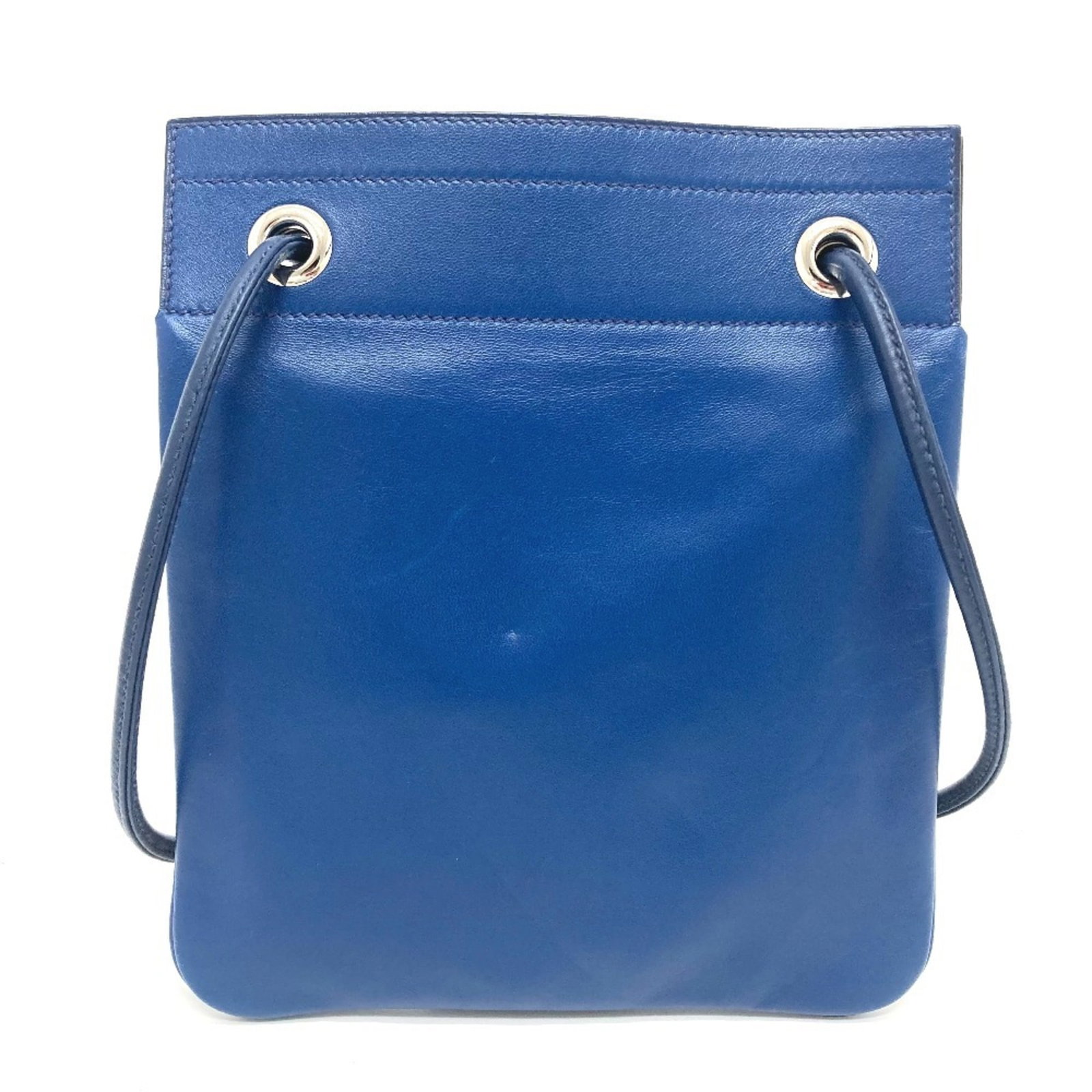 Swift leather bag pochette Hermes: Swift leather bag pochette Hermes Swift leather bag pochette from Hermes, featuring a striking blue color and silver hardware. This pochette measures 23cm x 19cm x 1cm and comes with a dust bag and 10