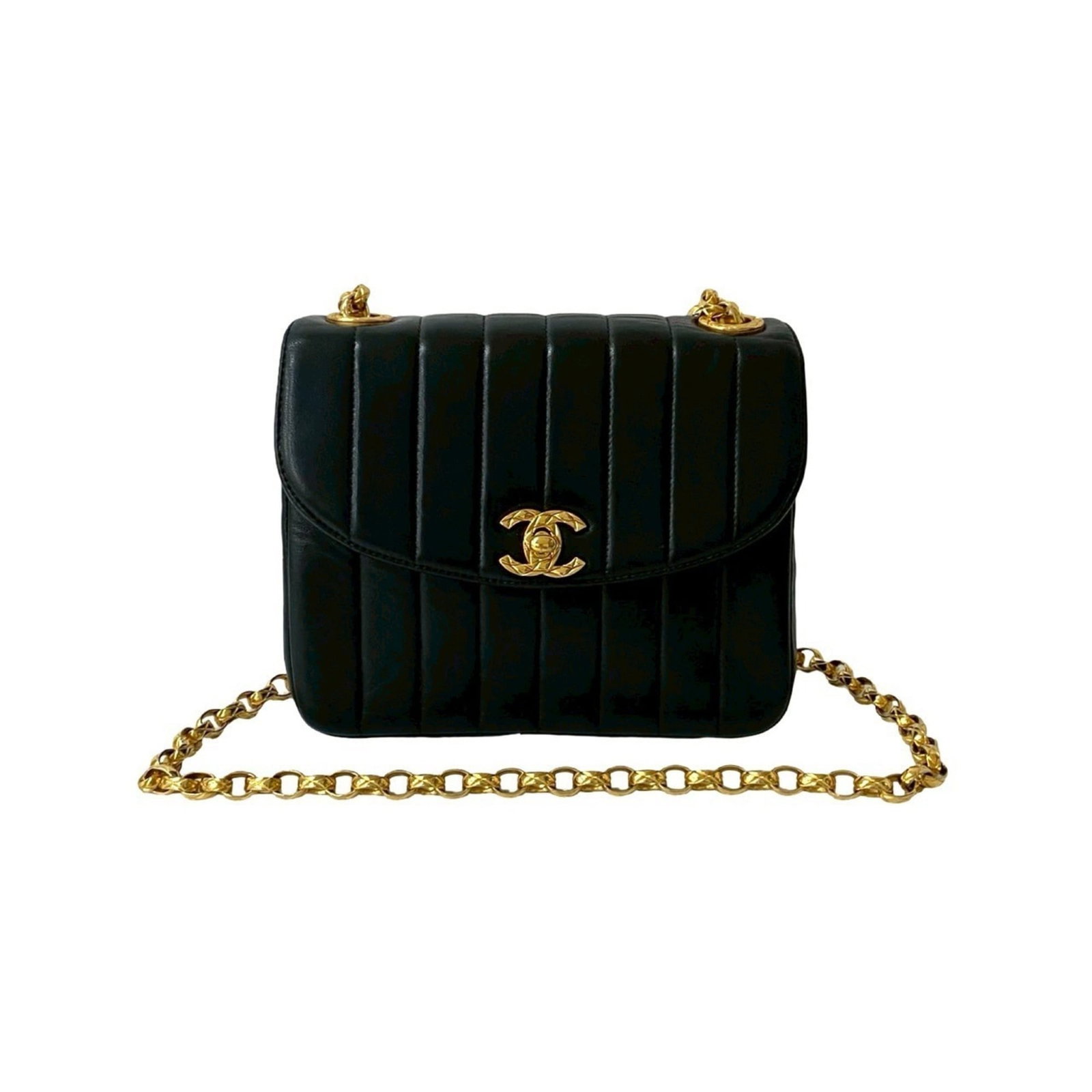 Shoulder Bag Leather Chanel: Shoulder Bag Leather Chanel The Chanel shoulder bag is crafted from high-quality lambskin leather, featuring a sleek black finish. Measuring 14cm x 17cm x 7cm, this stylish bag is designed to be
