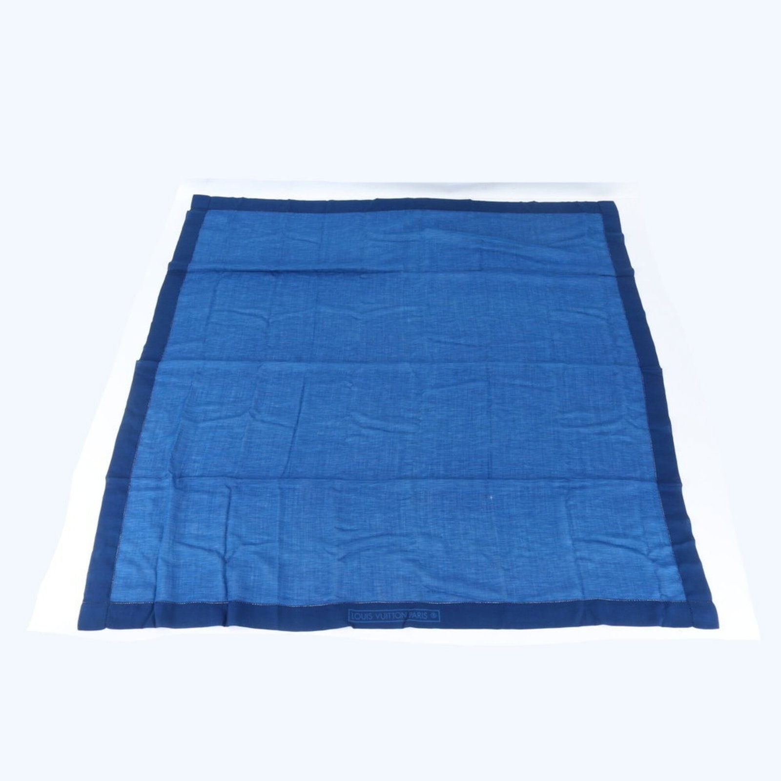 Louis Vuitton Stole: Louis Vuitton Stole Blue Louis Vuitton Stole measures 1.2m x 1.27m (47.24'' x 50'') in size. This stole features the iconic Louis Vuitton brand and a striking blue color. Item Specifics: Brand: Louis 