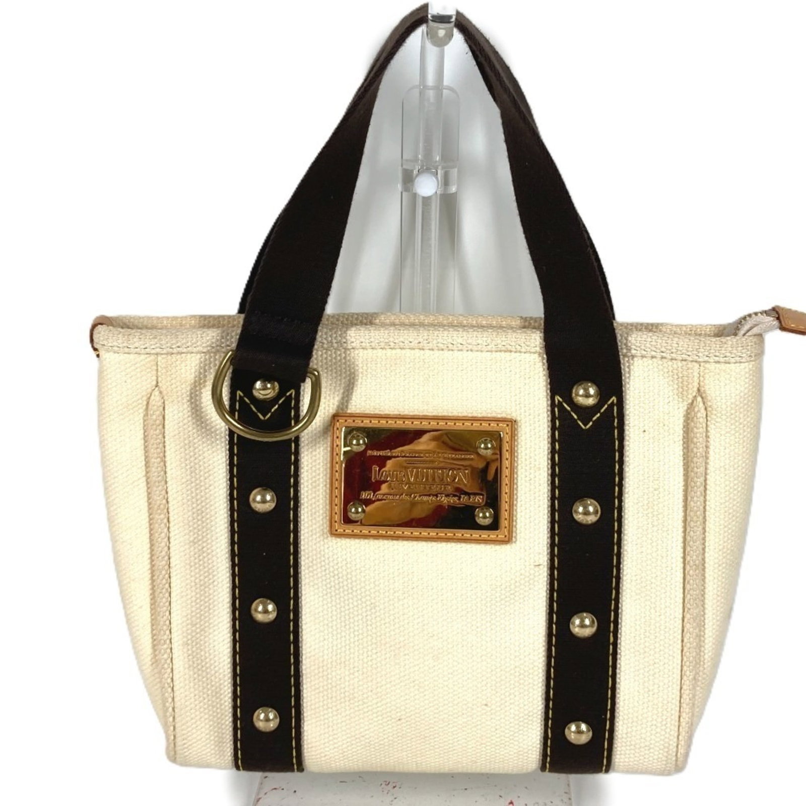 Canvas Tote Louis Vuitton Handbag: Canvas Tote Louis Vuitton Handbag Canvas Tote in Brown and White, a classic Louis Vuitton design. Made from high-quality canvas, this tote bag features a timeless design with a signature LV monogram