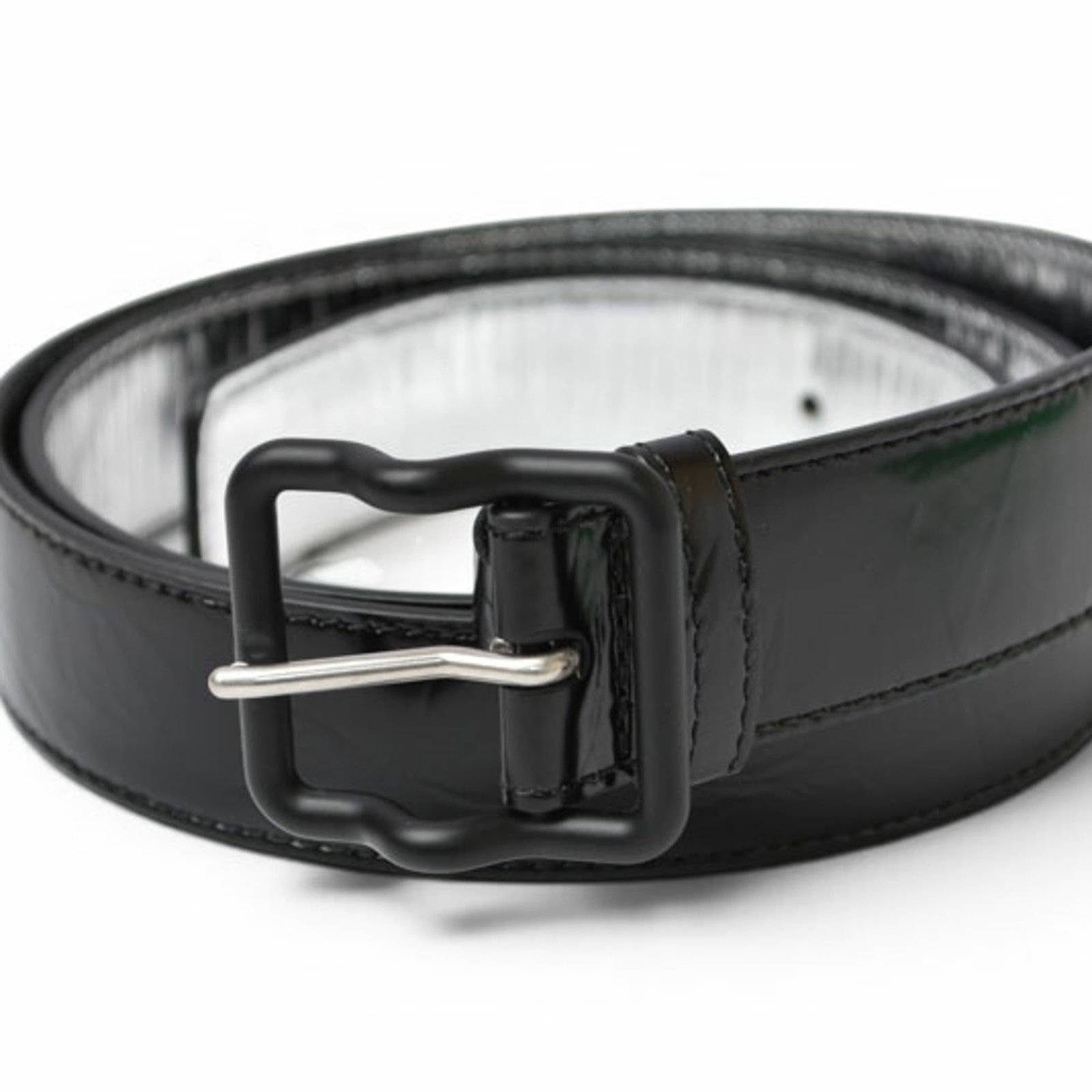 Standard Belt Bottega: Standard Belt Bottega Made from high-quality Italian leather, this standard belt from Bottega Veneta features a sleek black design with a classic buckle. Available in a range of lengths to suit