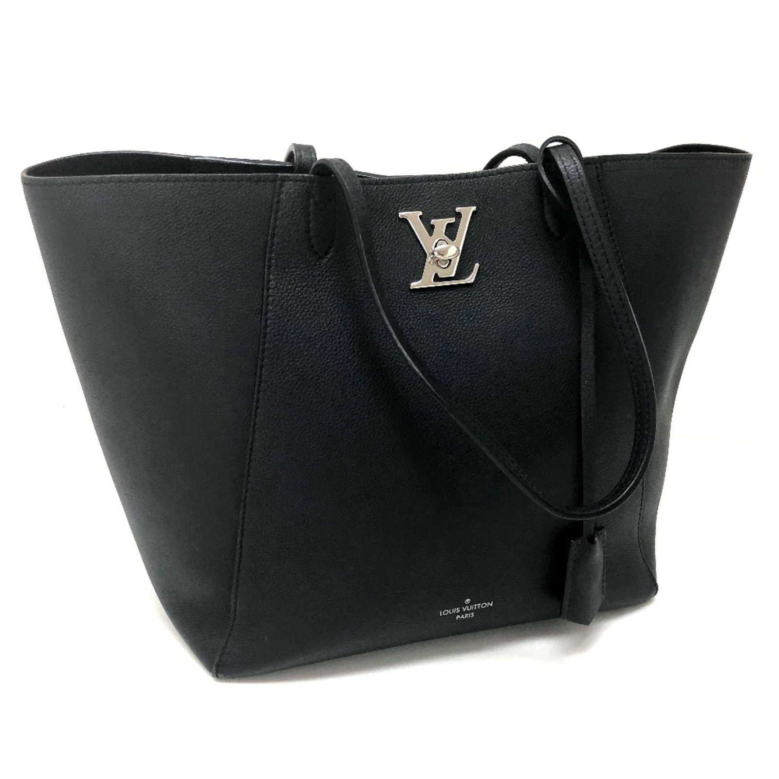 Shoulder Bag Leather Louis Vuitton: Shoulder Bag Leather Louis Vuitton Black leather shoulder bag from Louis Vuitton, measuring 27cm x 27cm x 16cm. The bag features a classic design with clean lines and a timeless silhouette. Made from