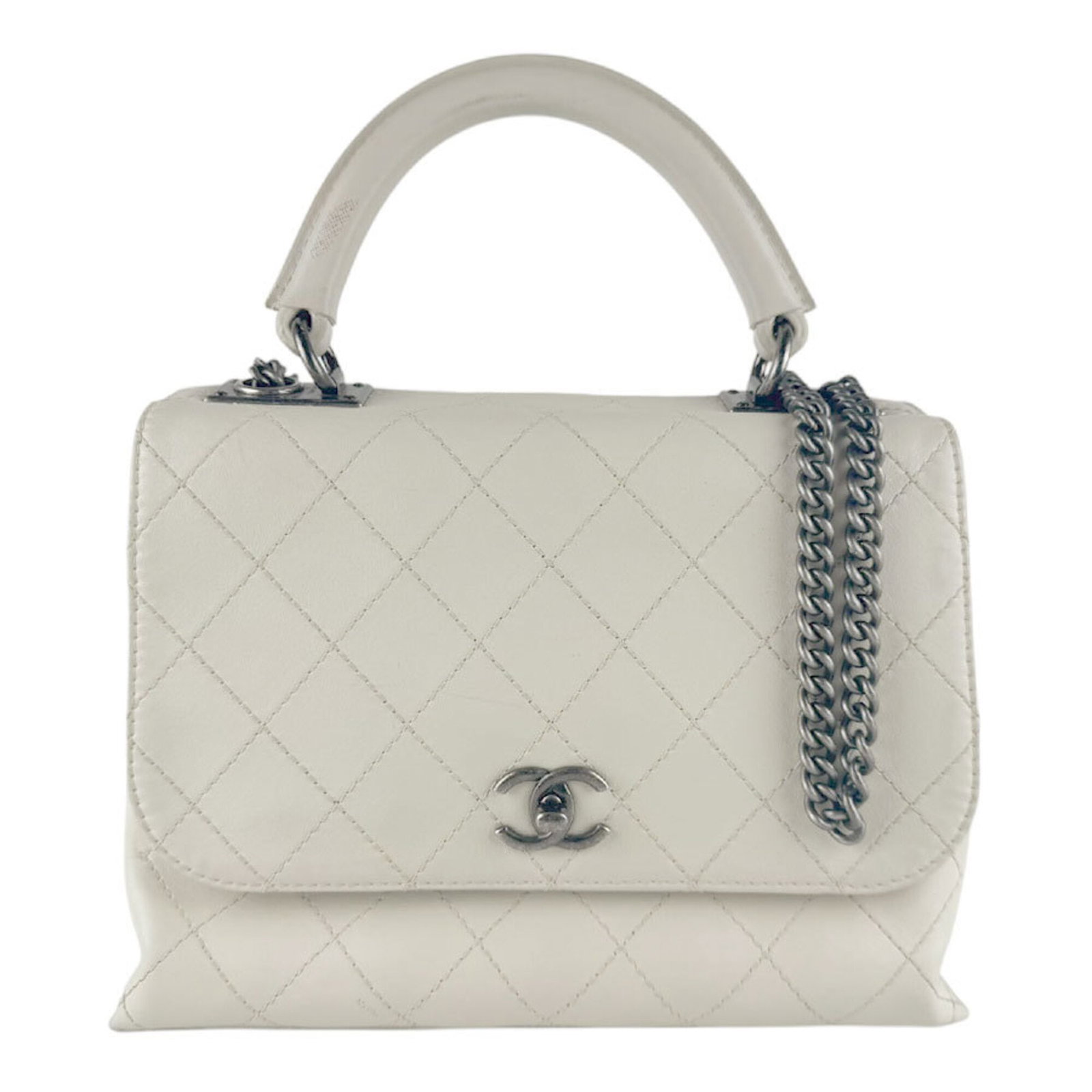 Shoulder Bag Leather Handbag Chanel: Shoulder Bag Leather Handbag Chanel This Chanel shoulder bag is crafted from high-quality leather, featuring a classic design with clean lines and a timeless silhouette. Measuring 20cm x 26cm x 10cm,