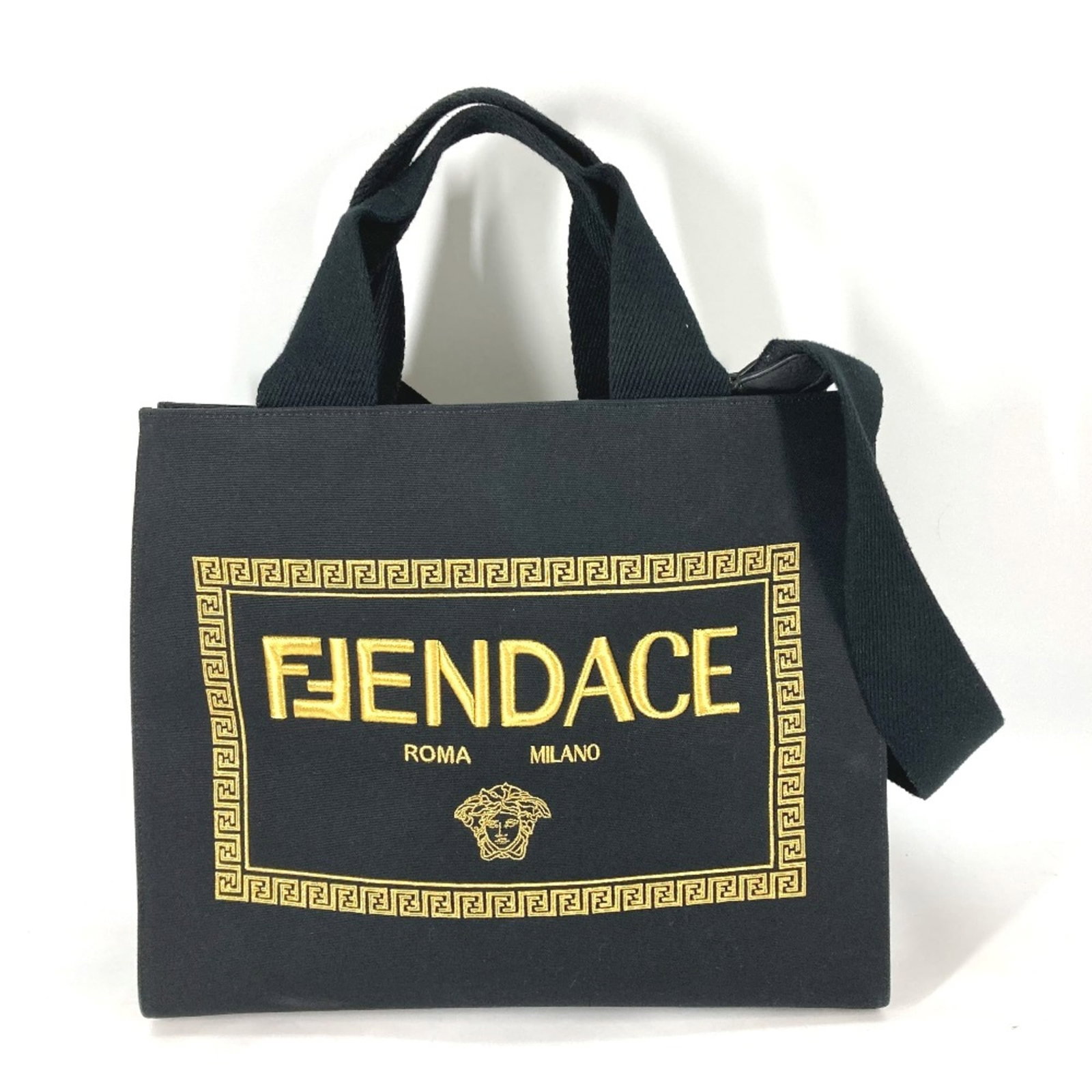 Shoulder Bag Cloth Fendi: Shoulder Bag Cloth Fendi The Fendi shoulder bag is a sleek and sophisticated black cloth bag with a classic design. Measuring 40cm x 32.5cm x 17.5cm, it features a long shoulder strap that reaches