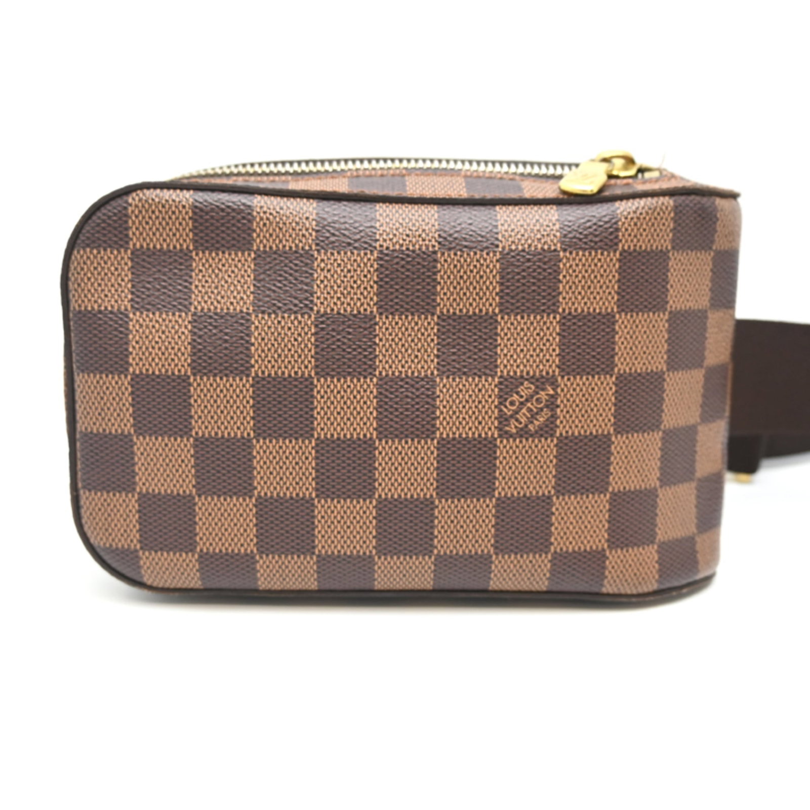 Canvas Sling Bag Damier Louis Vuitton: Canvas Sling Bag Damier Louis Vuitton Damier canvas pattern adds a touch of classic style to this brown Louis Vuitton sling bag, measuring 19cm x 12cm x 5cm. The iconic design is crafted from high-qua