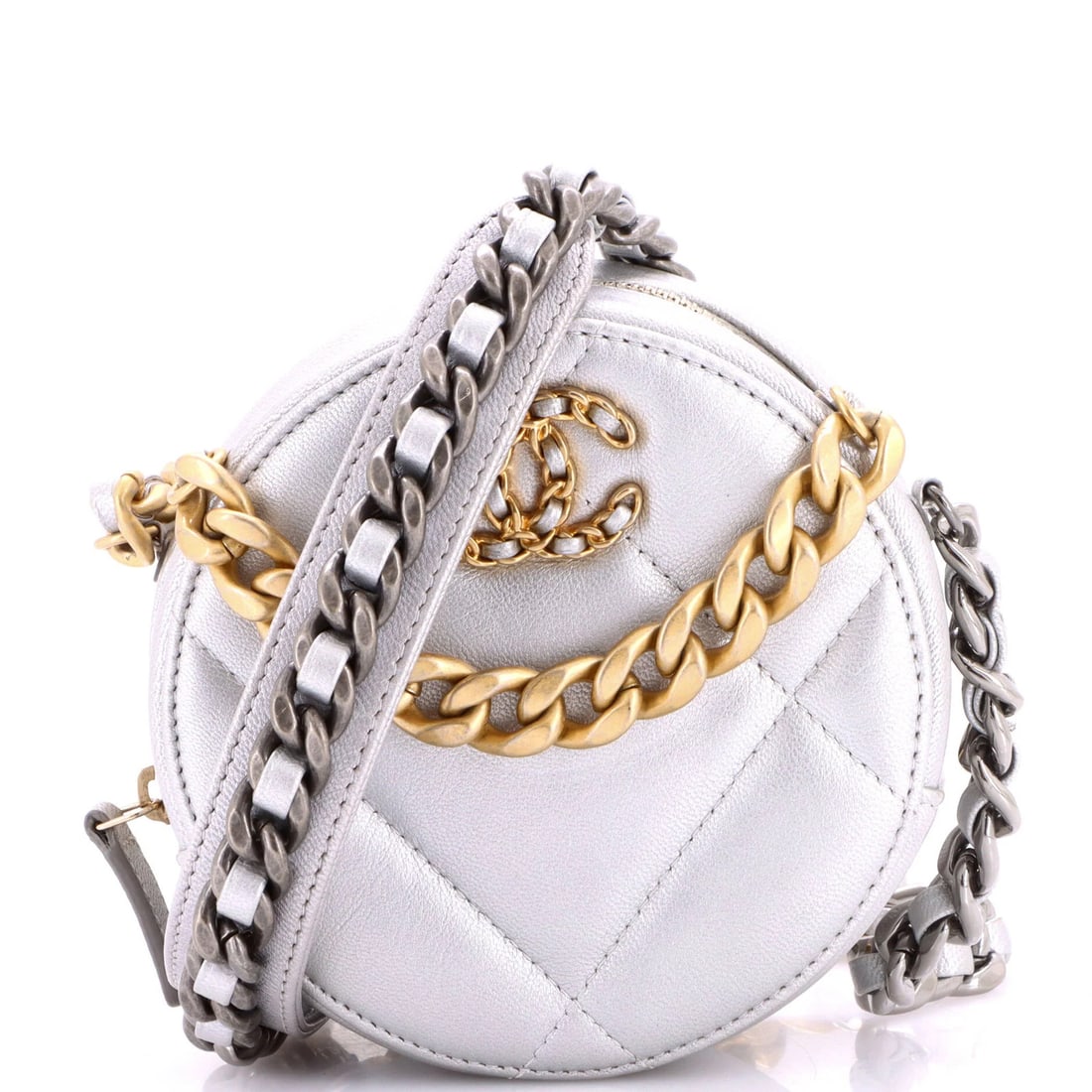 Round Clutch Quilted Leather with Chain 19 Chanel: Round Clutch Quilted Leather with Chain 19 Chanel Silver quilted leather exterior, a distinctive feature of this 19 Chanel round clutch with chain. The exterior shows signs of wear, with scuffs,