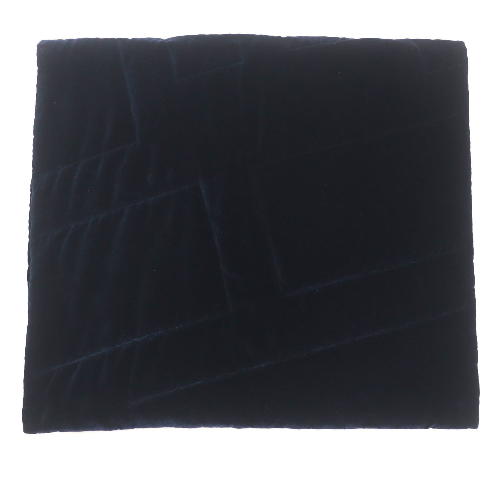 Silk Shawl Hermes 100: Silk Shawl Hermes 100 Silk Shawl Hermes 100 is a navy blue shawl made from 100% silk, measuring 1.98m x 55cm. This elegant shawl is crafted from high-quality silk, characteristic of the renowned Frenc