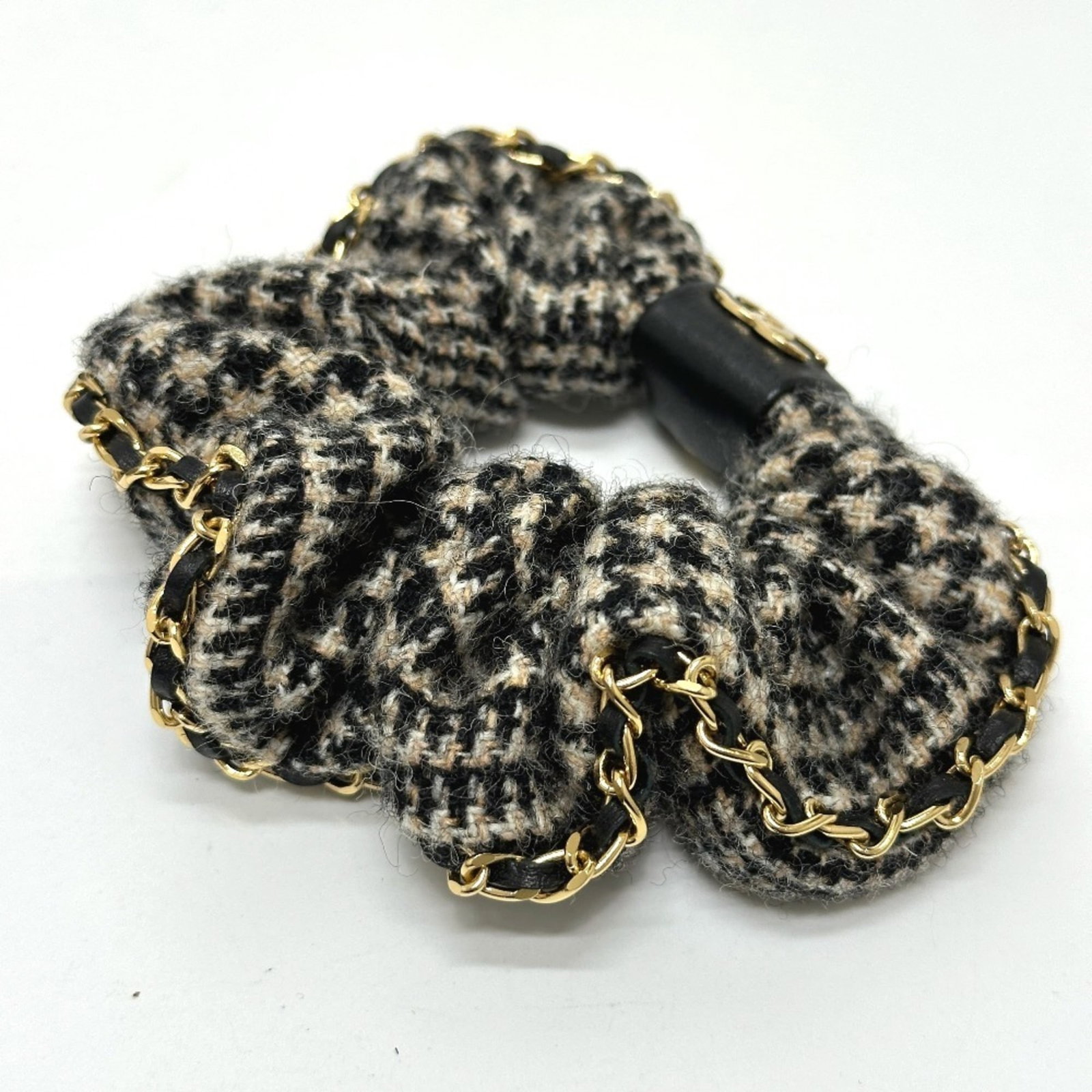 Cotton Leather Scrunchie Chanel: Cotton Leather Scrunchie Chanel Cotton and leather blend in this unique scrunchie, available in beige. The scrunchie measures 9cm x 3.54'' and comes in a box. It features a blend of cotton and