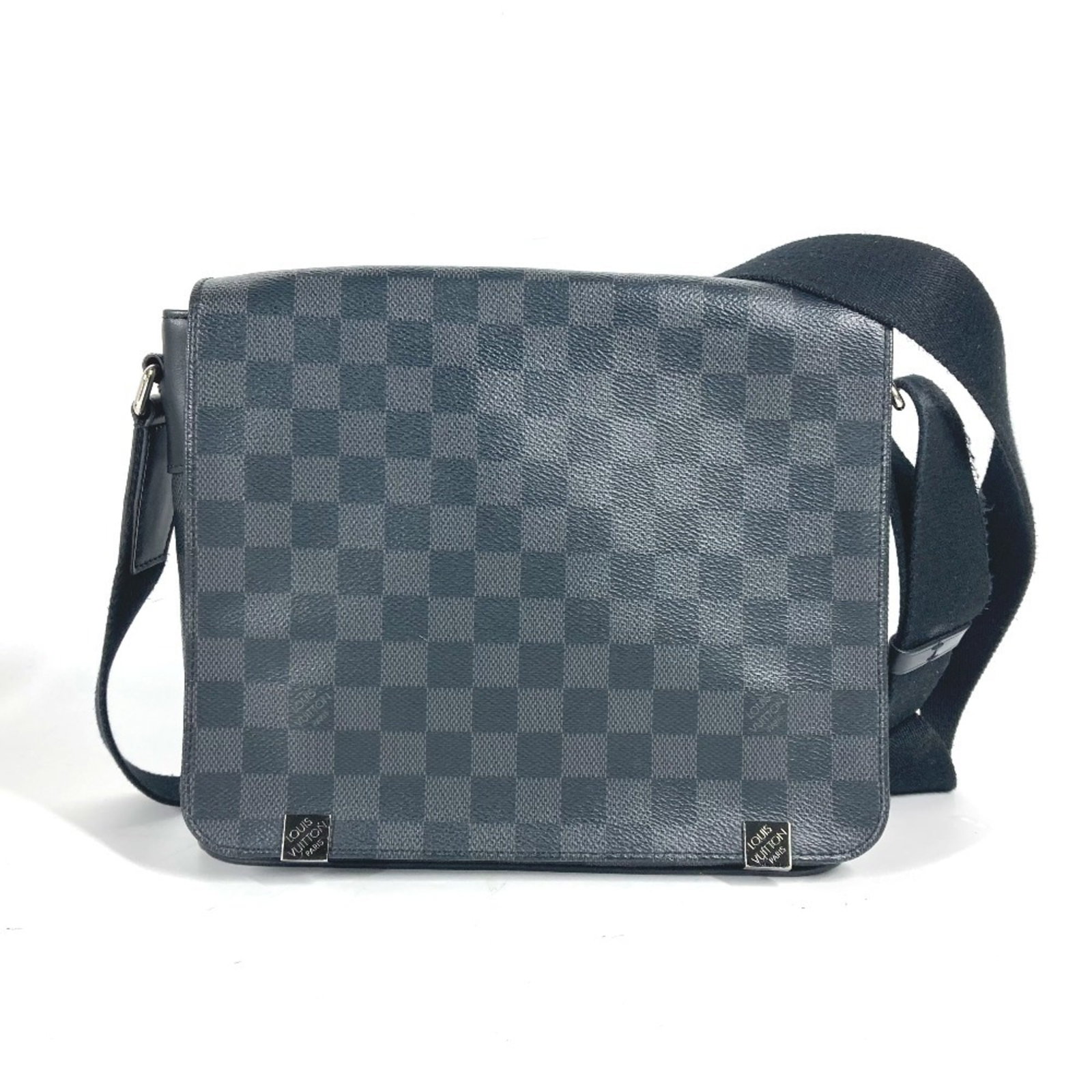 Louis Vuitton Graphite Damier Bag: Louis Vuitton Graphite Damier Bag Damier Graphite, a classic Louis Vuitton pattern, adorns this sleek black shoulder bag. Measuring 22.5cm x 24.5cm x 7cm, it features the signature Damier Graphite col