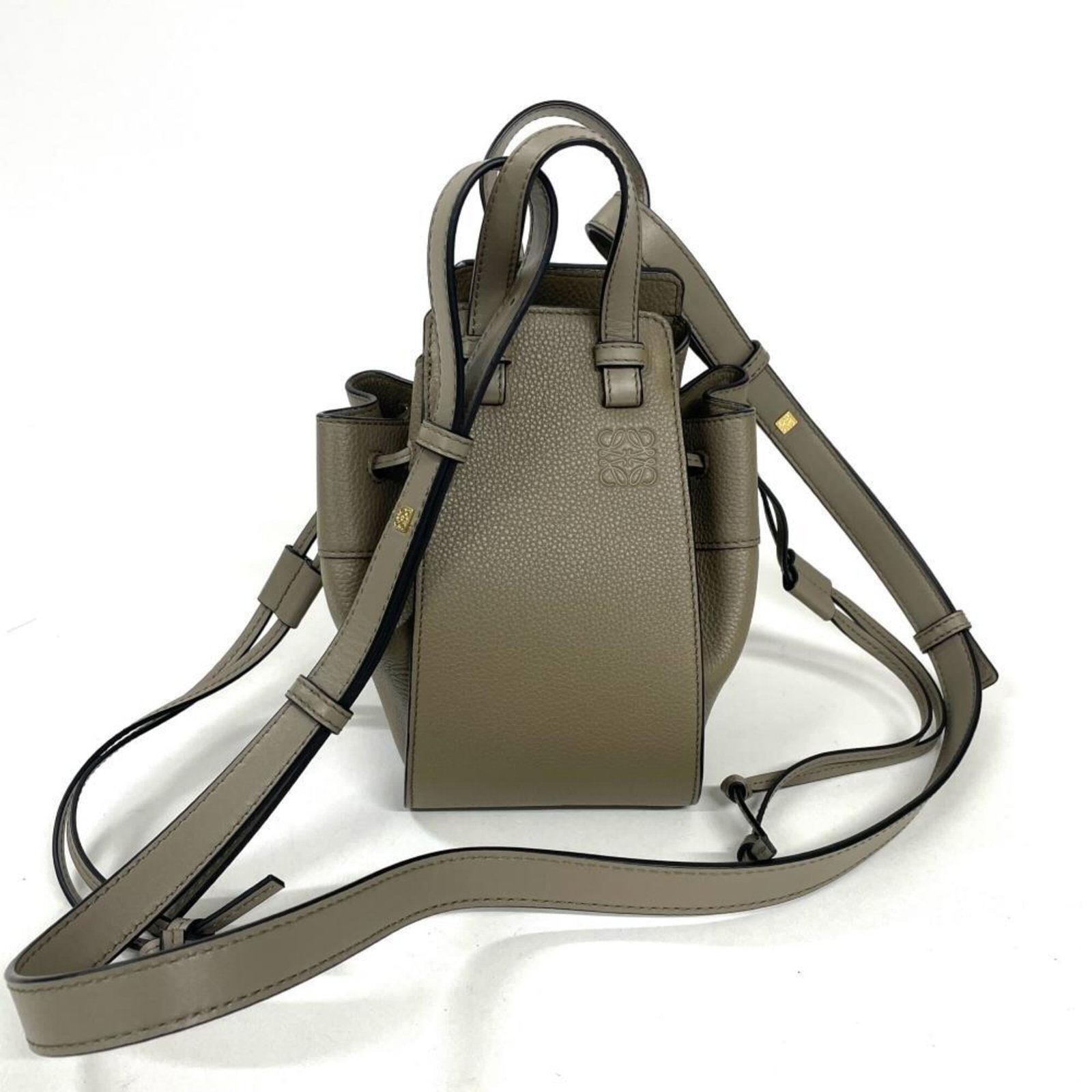 Handbag Leather Handbag: Handbag Leather Handbag The Loewe handbag is crafted from high-quality leather, featuring a sleek gray color and refined dimensions of 19cm x 20cm x 15.5cm. This stylish accessory boasts a classic des
