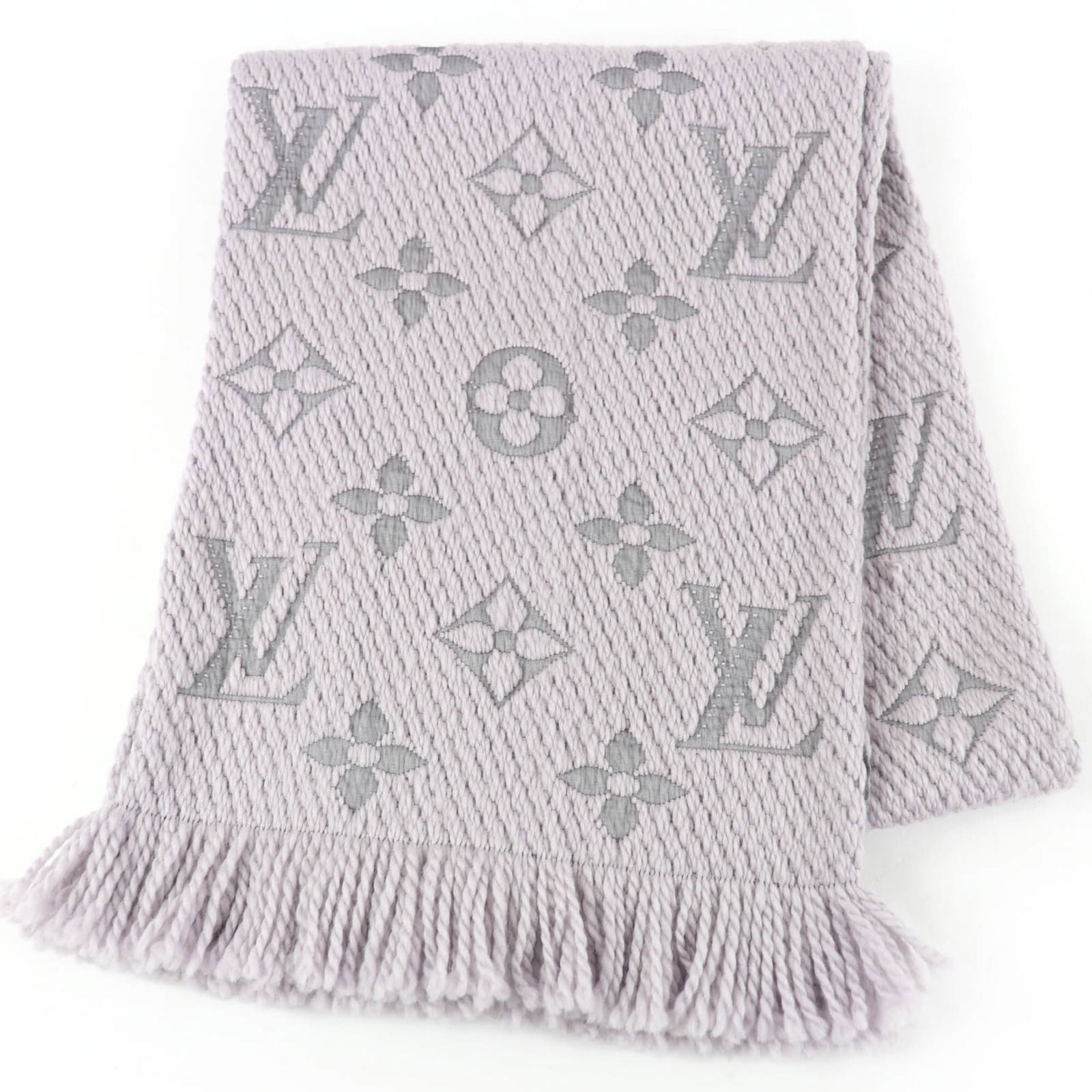 Louis Vuitton M74742 Echarpe Logomania Wool Silk Gris Perle Fringe Scarf With Box Made In Italy: Louis Vuitton M74742 Echarpe Logomania Wool Silk Gris Perle Fringe Scarf With Box Made In Italy The Louis Vuitton M74742 Echarpe Logomania Wool Silk Gris Perle Fringe Scarf is a stylish accessory
