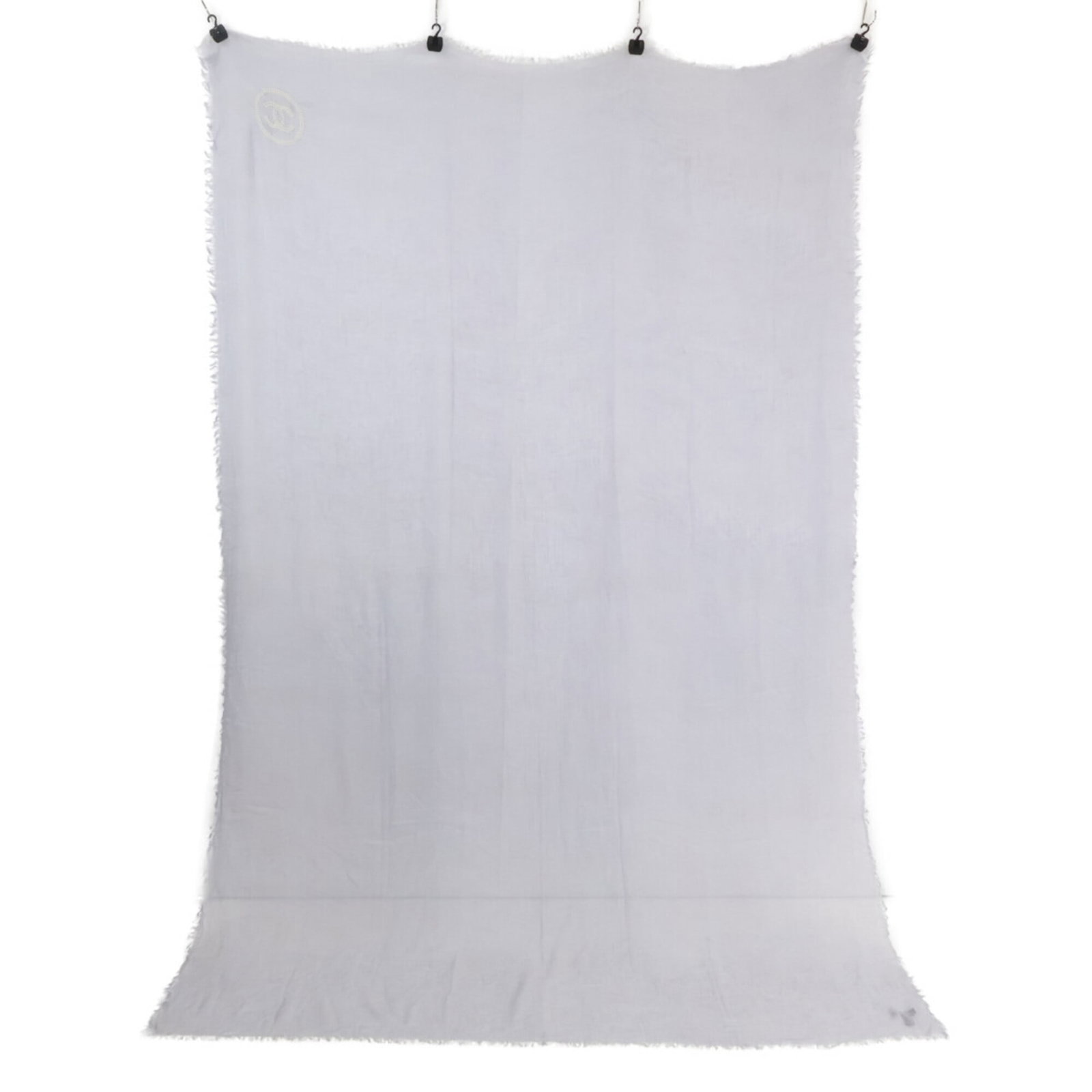 Stole Chanel: Stole Chanel A stunning piece of art, the stole bears a signature, measuring 2.1m x 1.4m in size, with a gray color. Notable for its unique dimensions, this stole is a striking addition to any collect