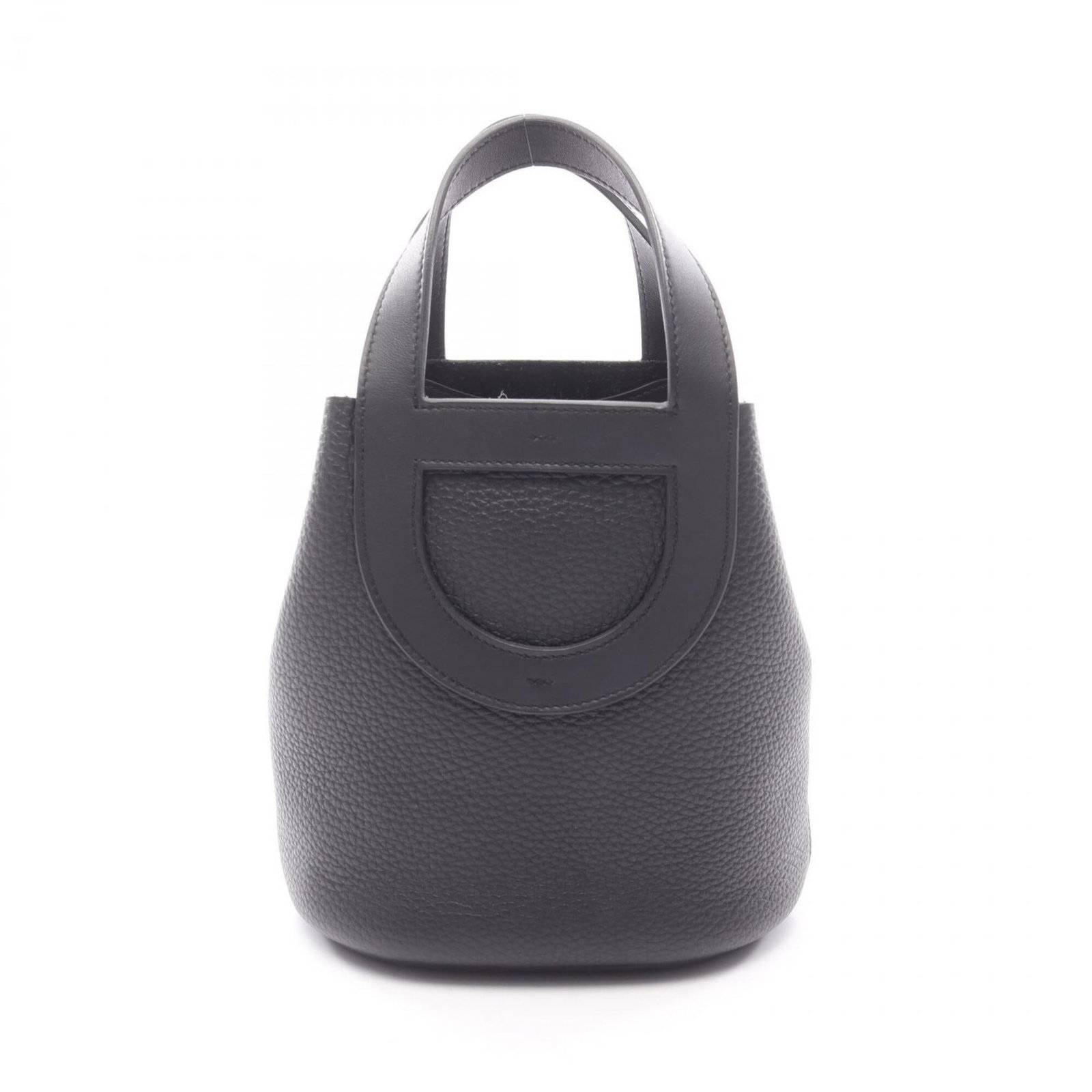 Clemence Leather Handbag Taurillon Hermes: Clemence Leather Handbag Taurillon Hermes Taurillon clemence leather handbag from Hermes, featuring a sleek black design with precise measurements of 20cm x 18cm x 12cm. This stylish bag boasts a clas