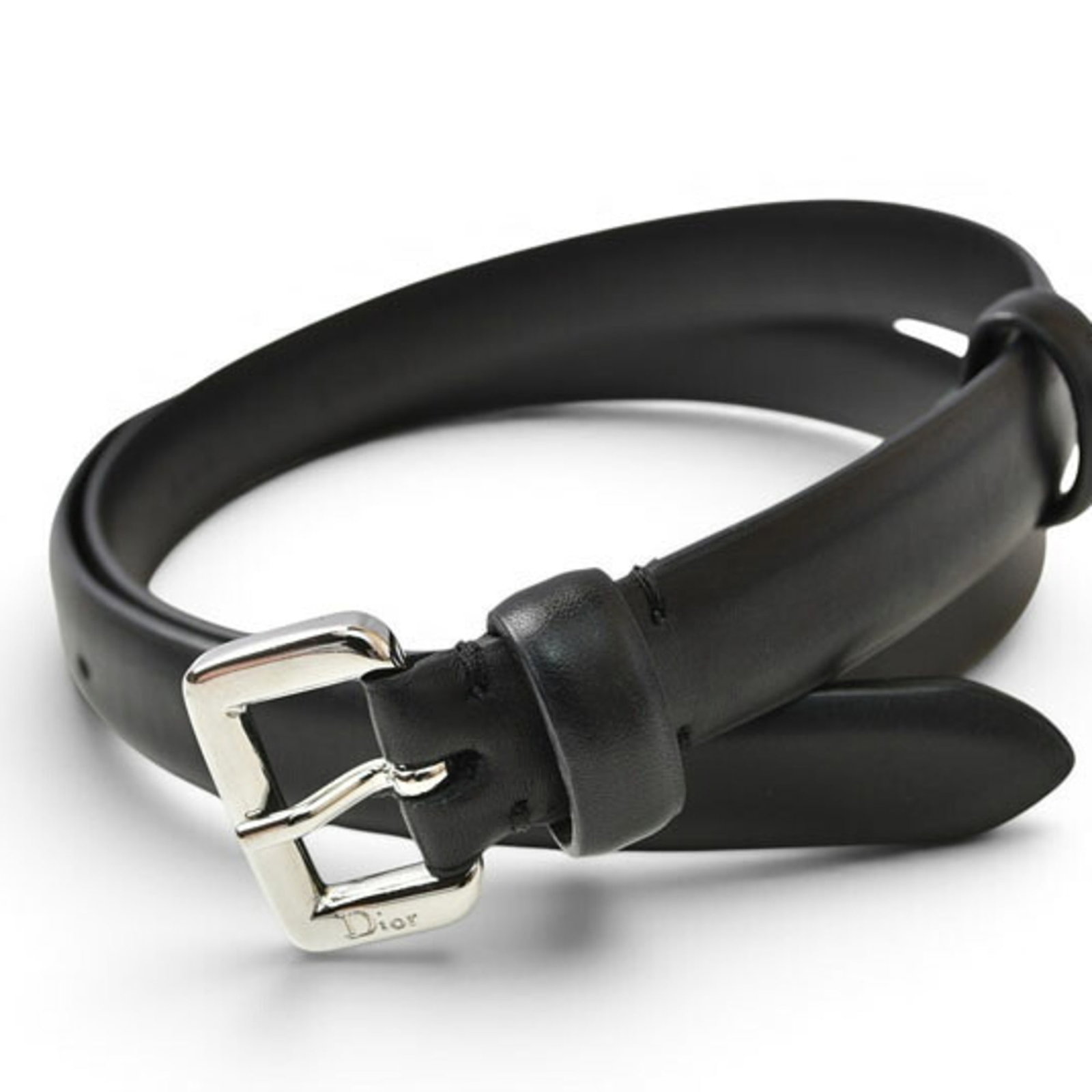 Standard Belt Dior Christian: Standard Belt Dior Christian Standard Belt Dior Christian is made from high-quality black leather, measuring 86cm in length and 2cm in width. The belt features a classic design with a simple yet